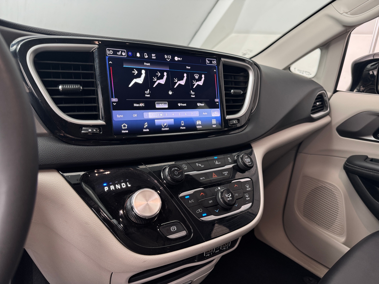 Thumbnail: 2024 Chrysler Pacifica - 3