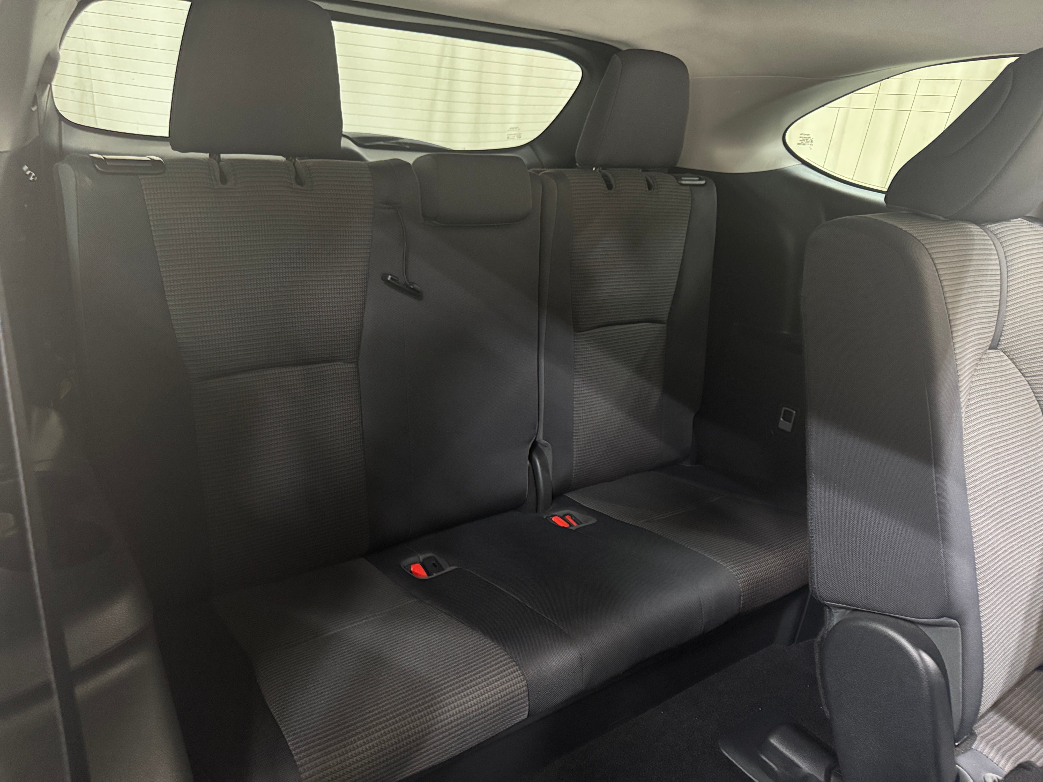 2020 Toyota Highlander LE - Photo 6