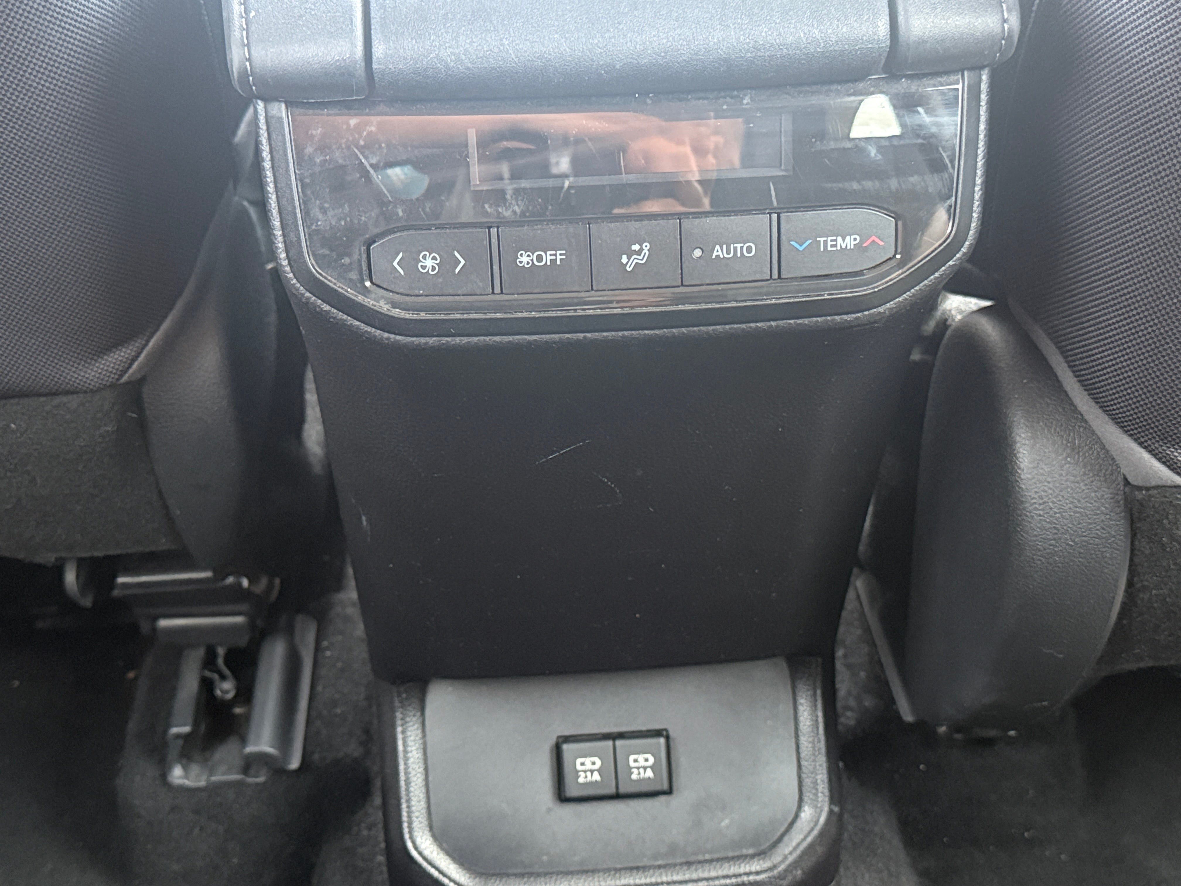 2020 Toyota Highlander LE - Photo 7