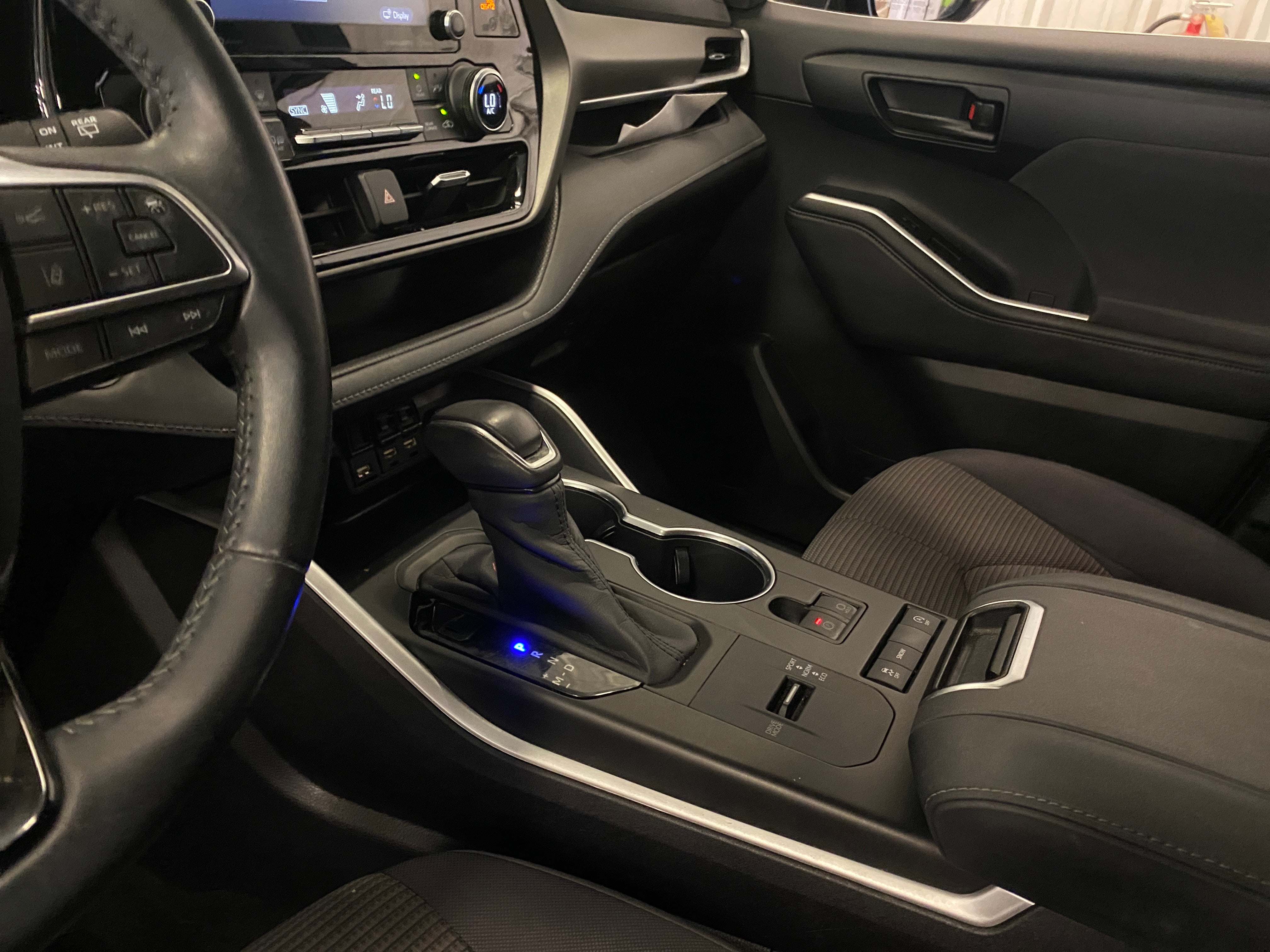 2020 Toyota Highlander LE - Photo 9