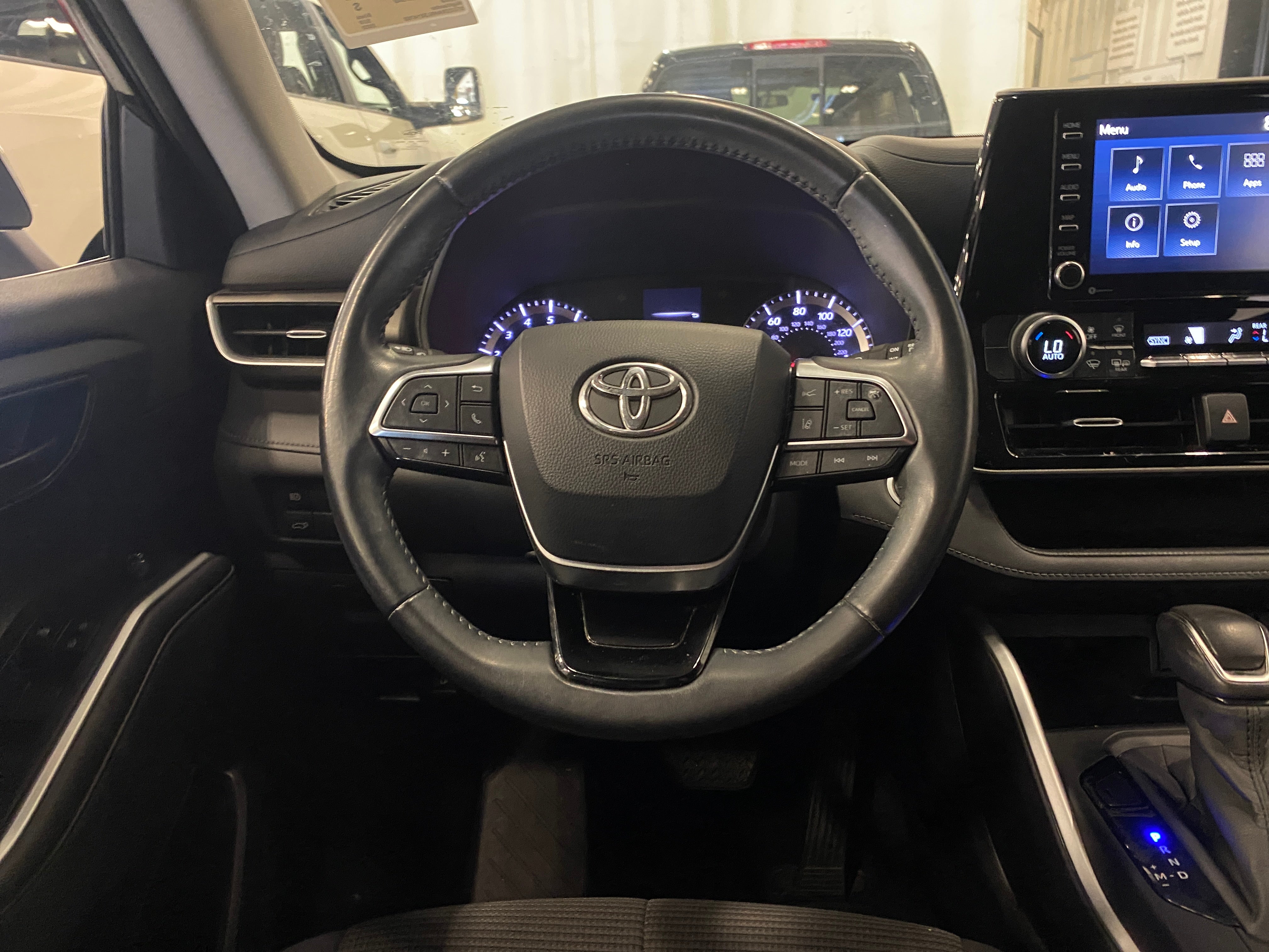 2020 Toyota Highlander LE - Photo 10