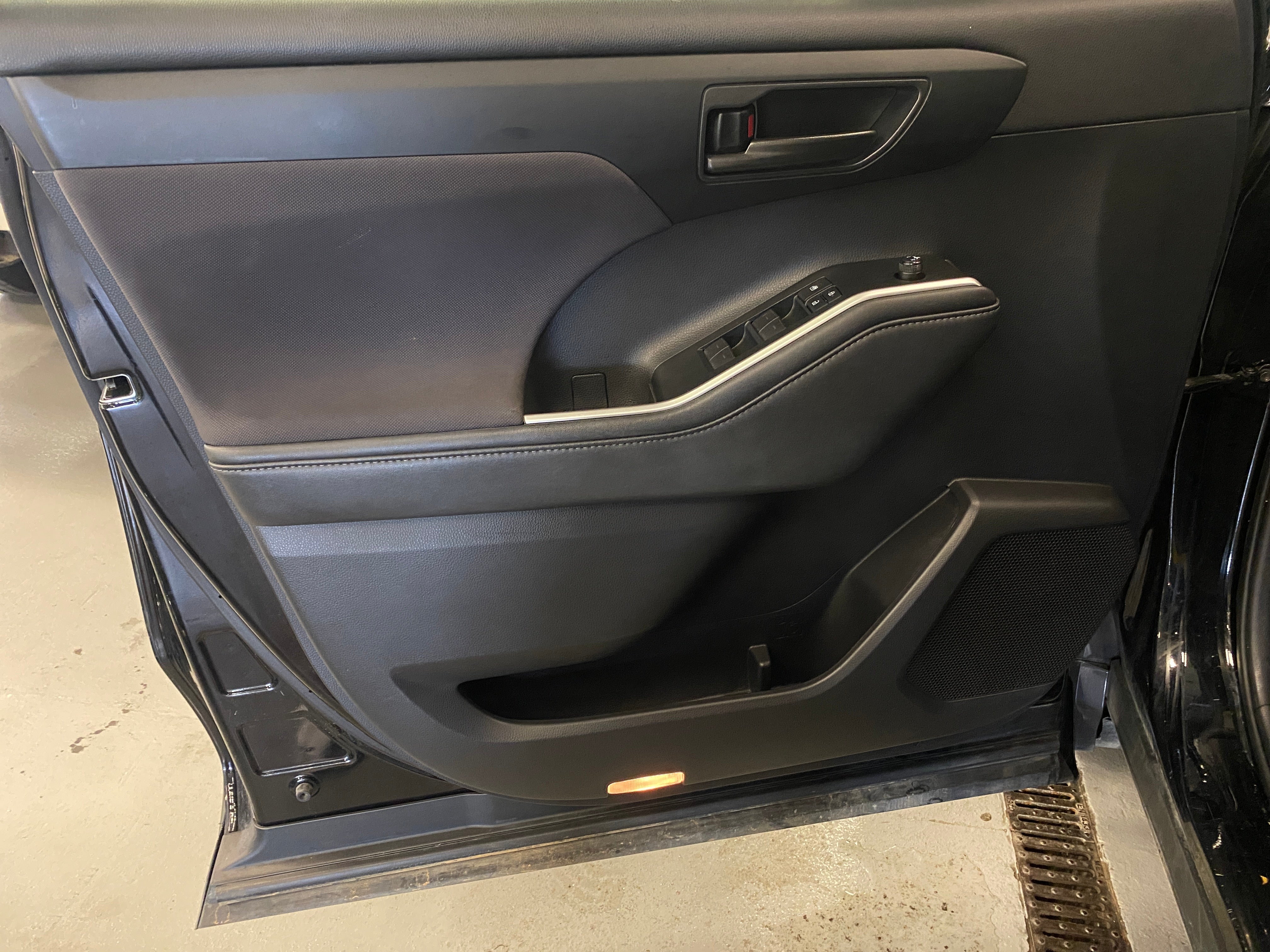2020 Toyota Highlander LE - Photo 3