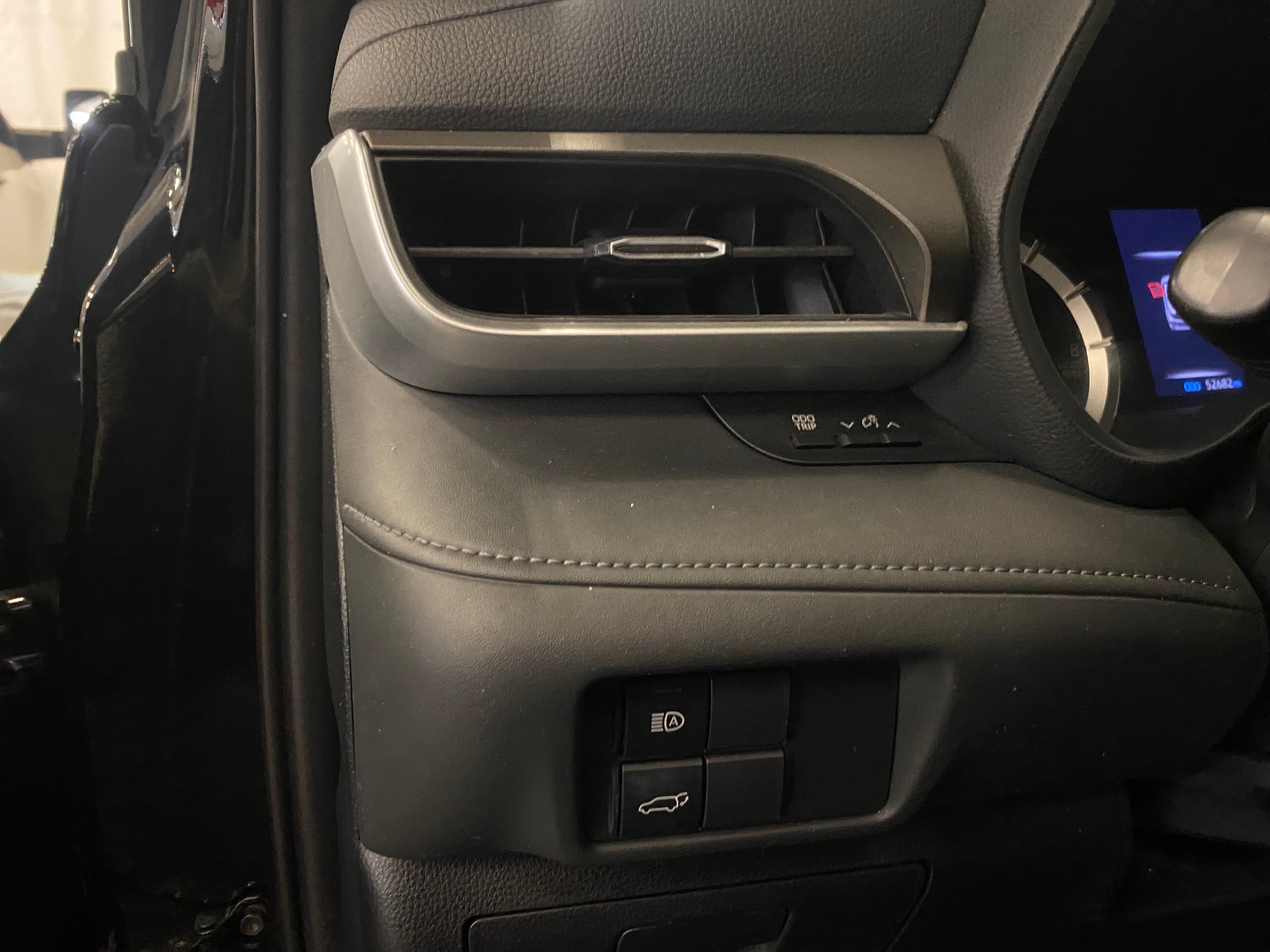 2020 Toyota Highlander LE - Photo 13