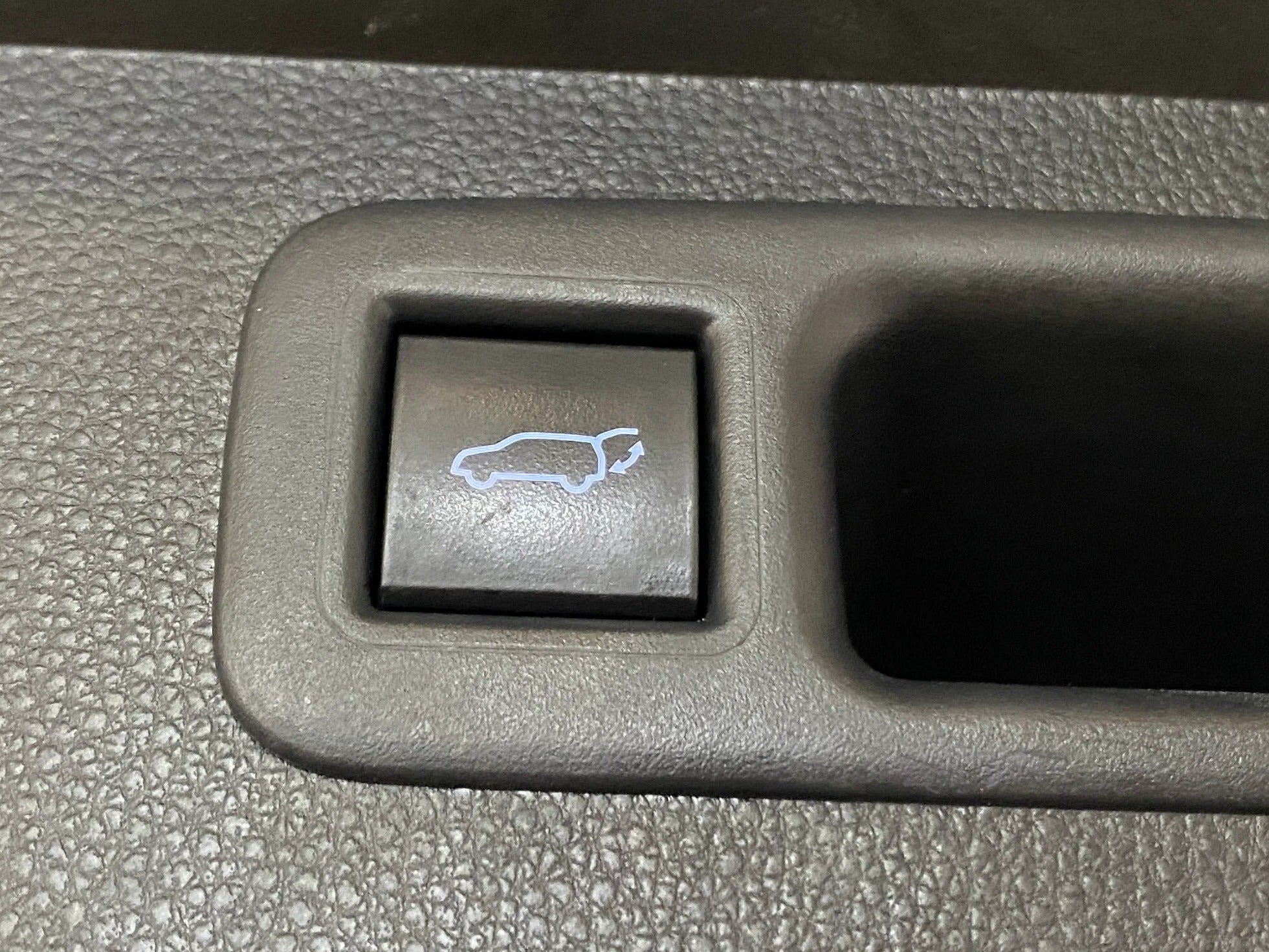 2020 Toyota Highlander LE - Photo 19