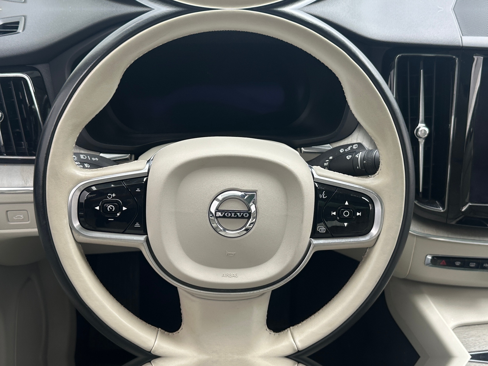 Thumbnail: 2023 Volvo XC60 - 4