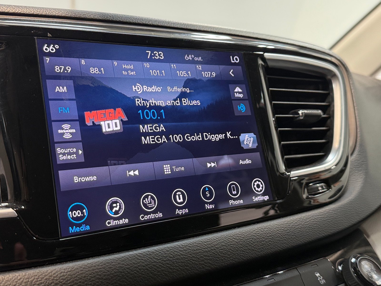 Thumbnail: 2019 Chrysler Pacifica - 3