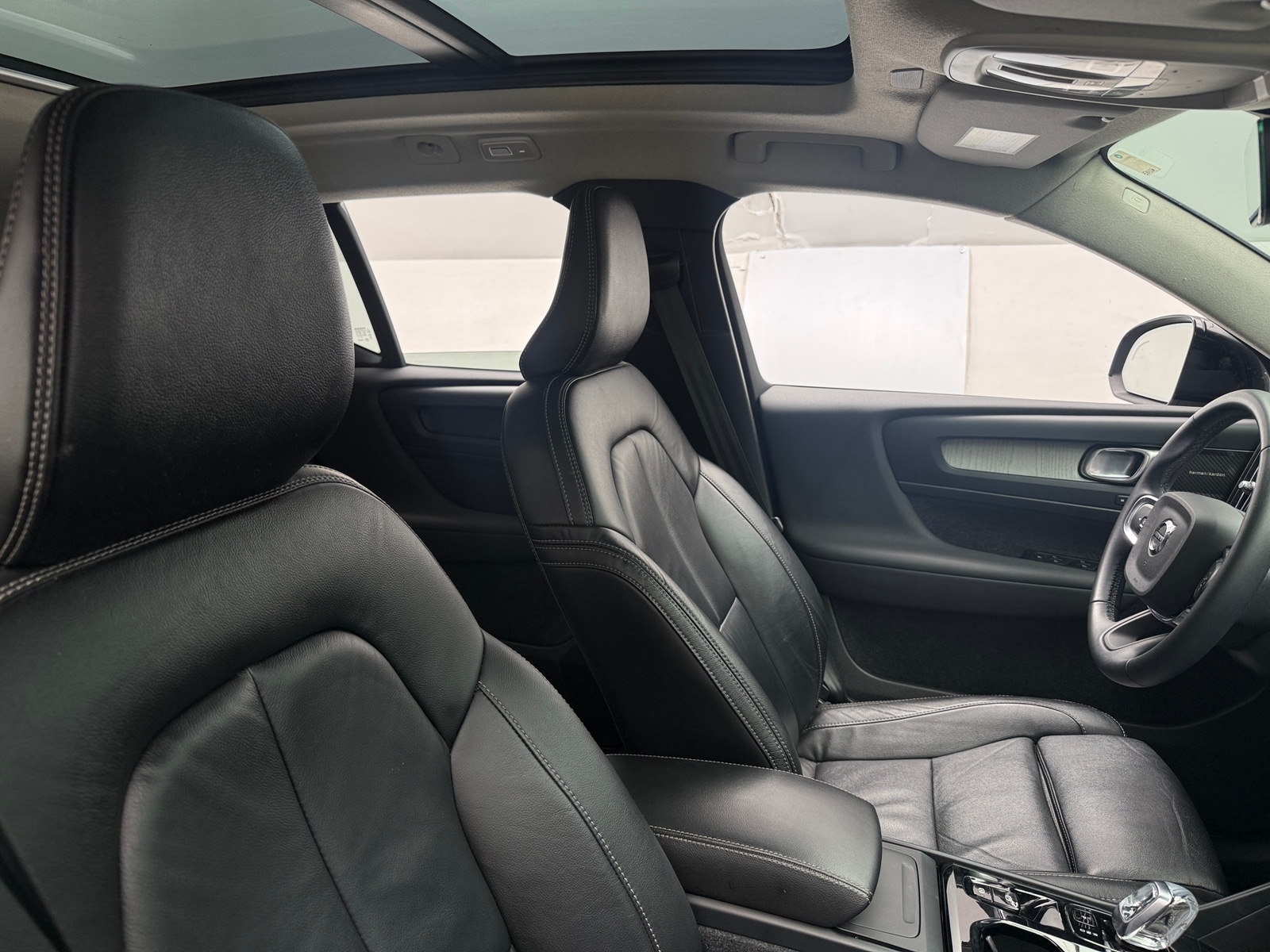 Thumbnail: 2023 Volvo XC40 - 2