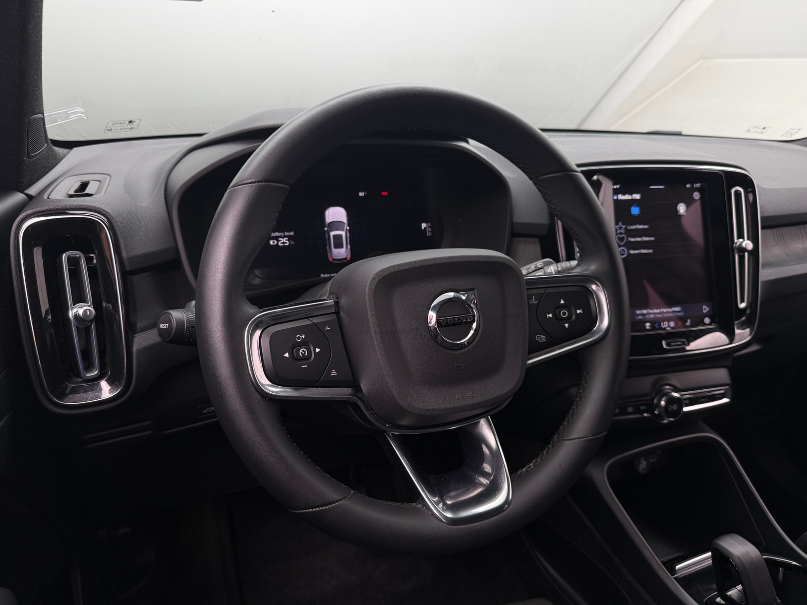 Thumbnail: 2023 Volvo XC40 - 4