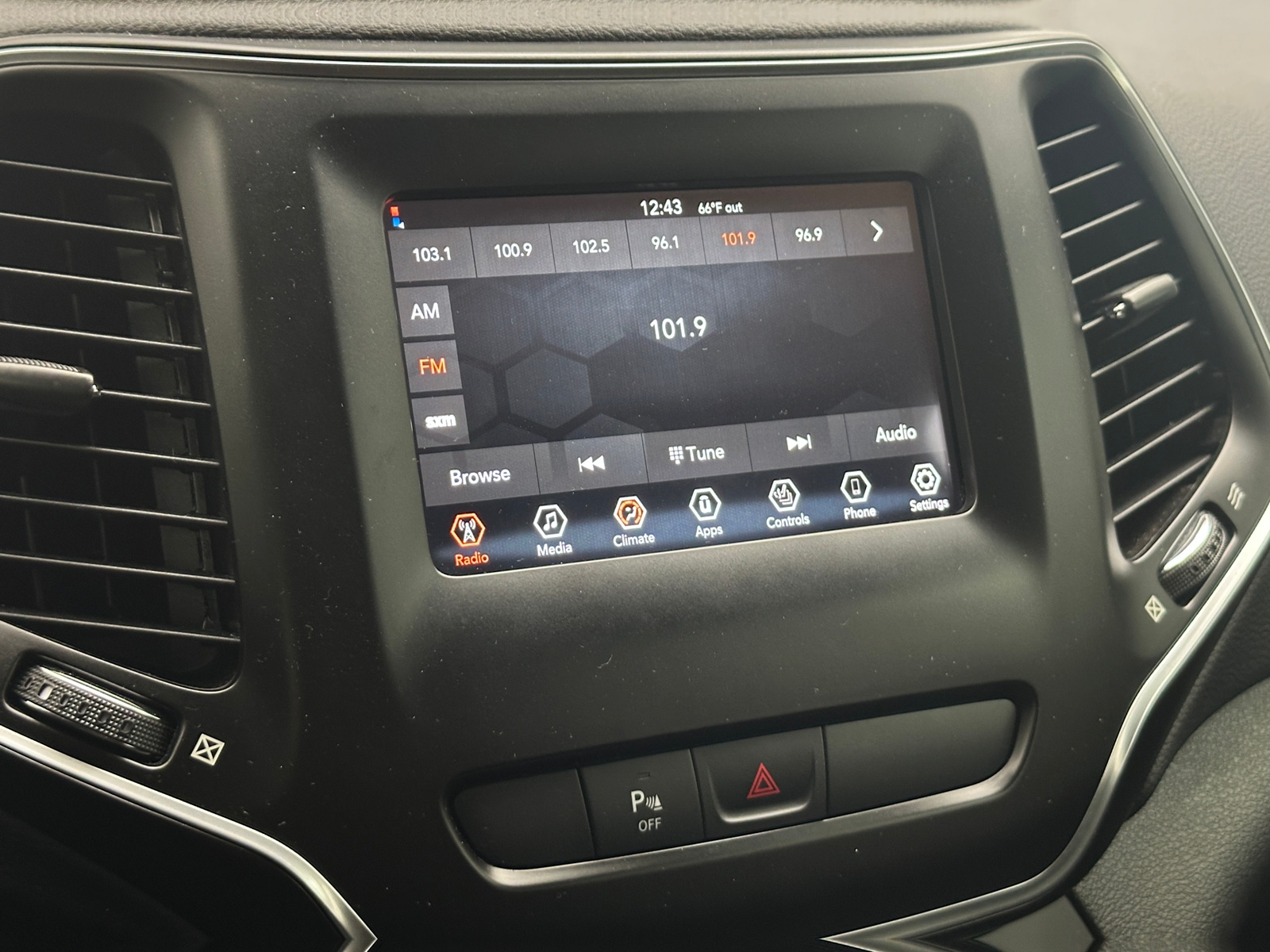 Thumbnail: 2019 Jeep Cherokee - 4