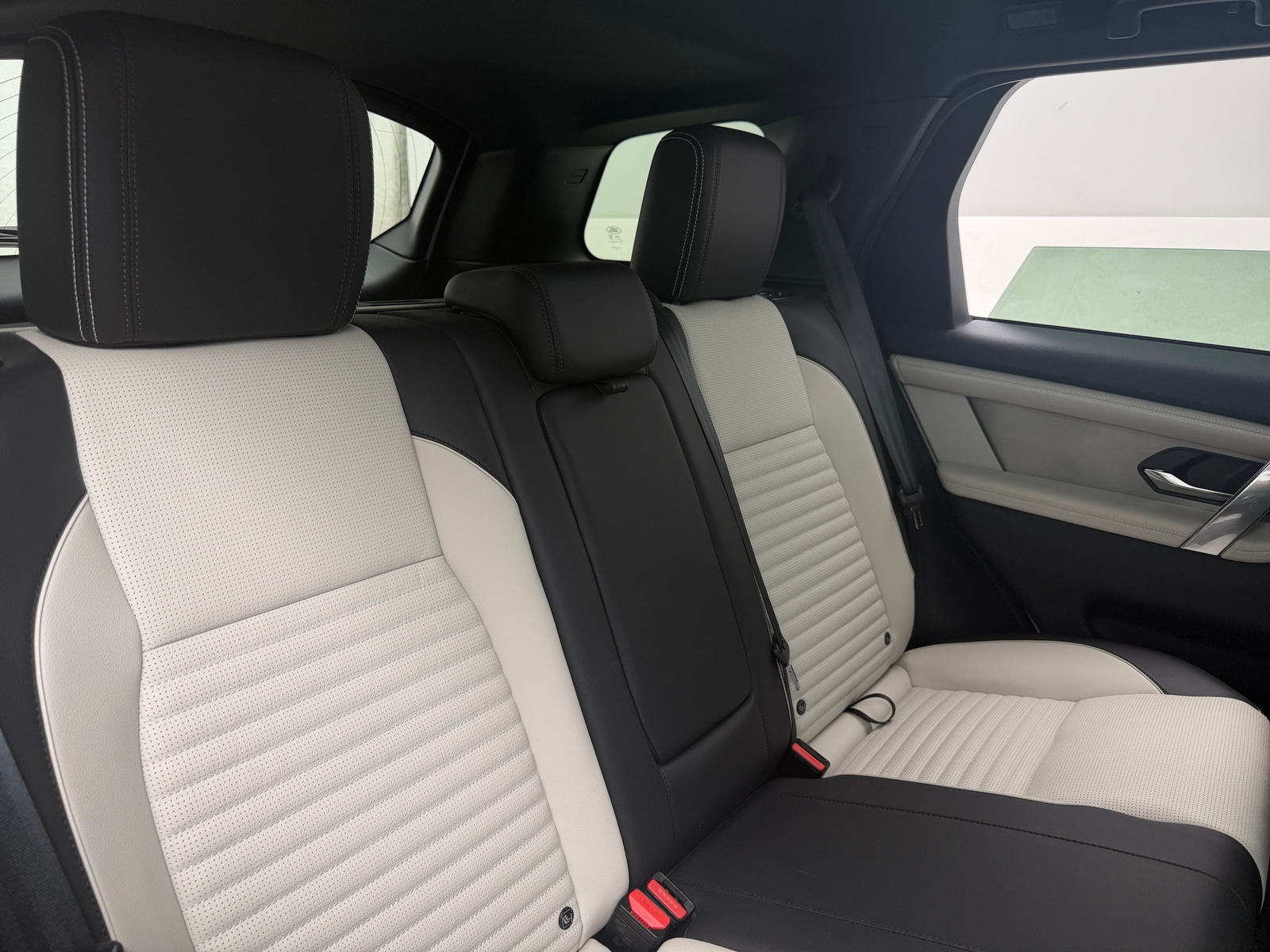 Thumbnail: 2023 Land Rover Discovery Sport - 5
