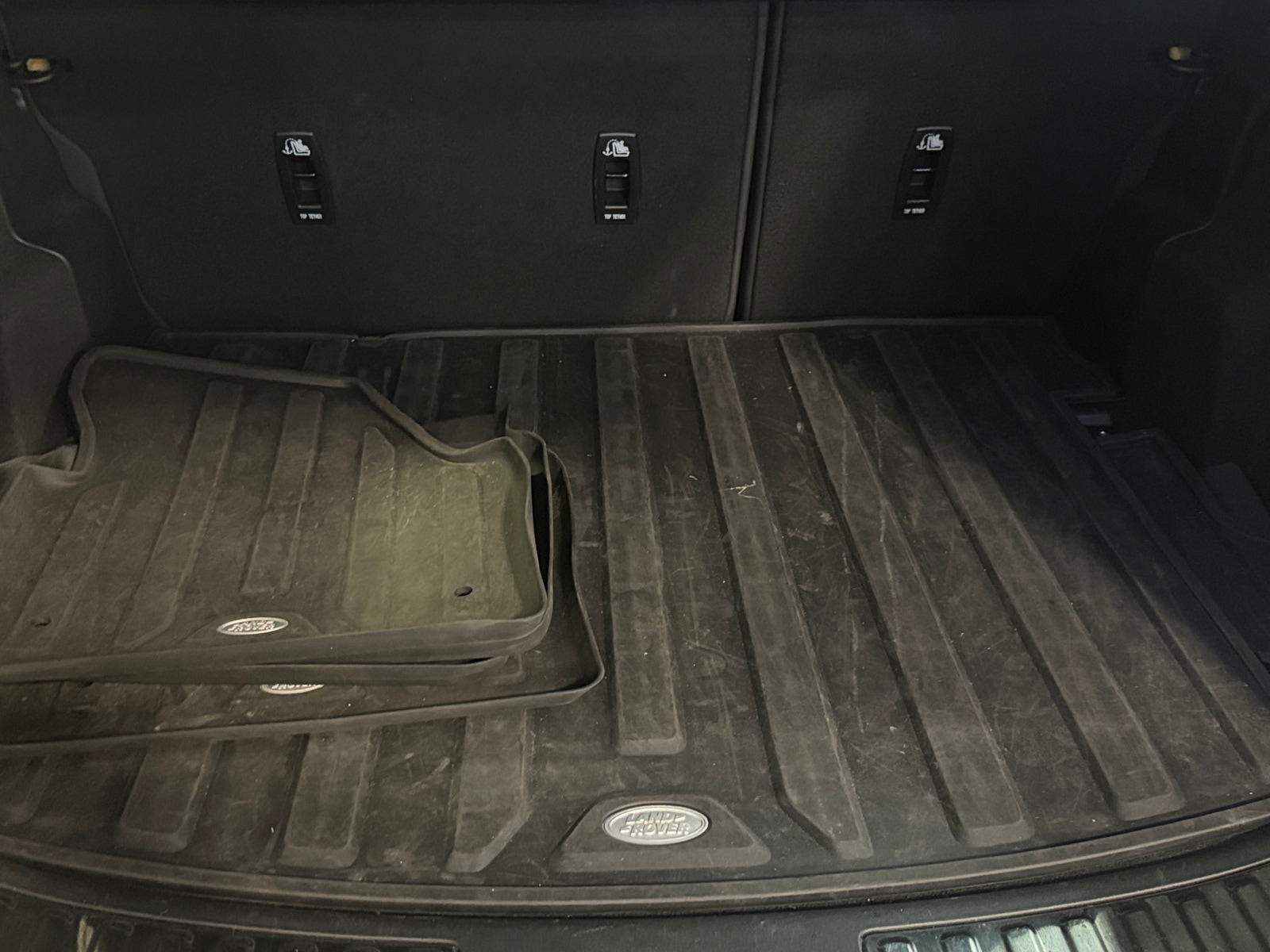 Thumbnail: 2023 Land Rover Discovery Sport - 6