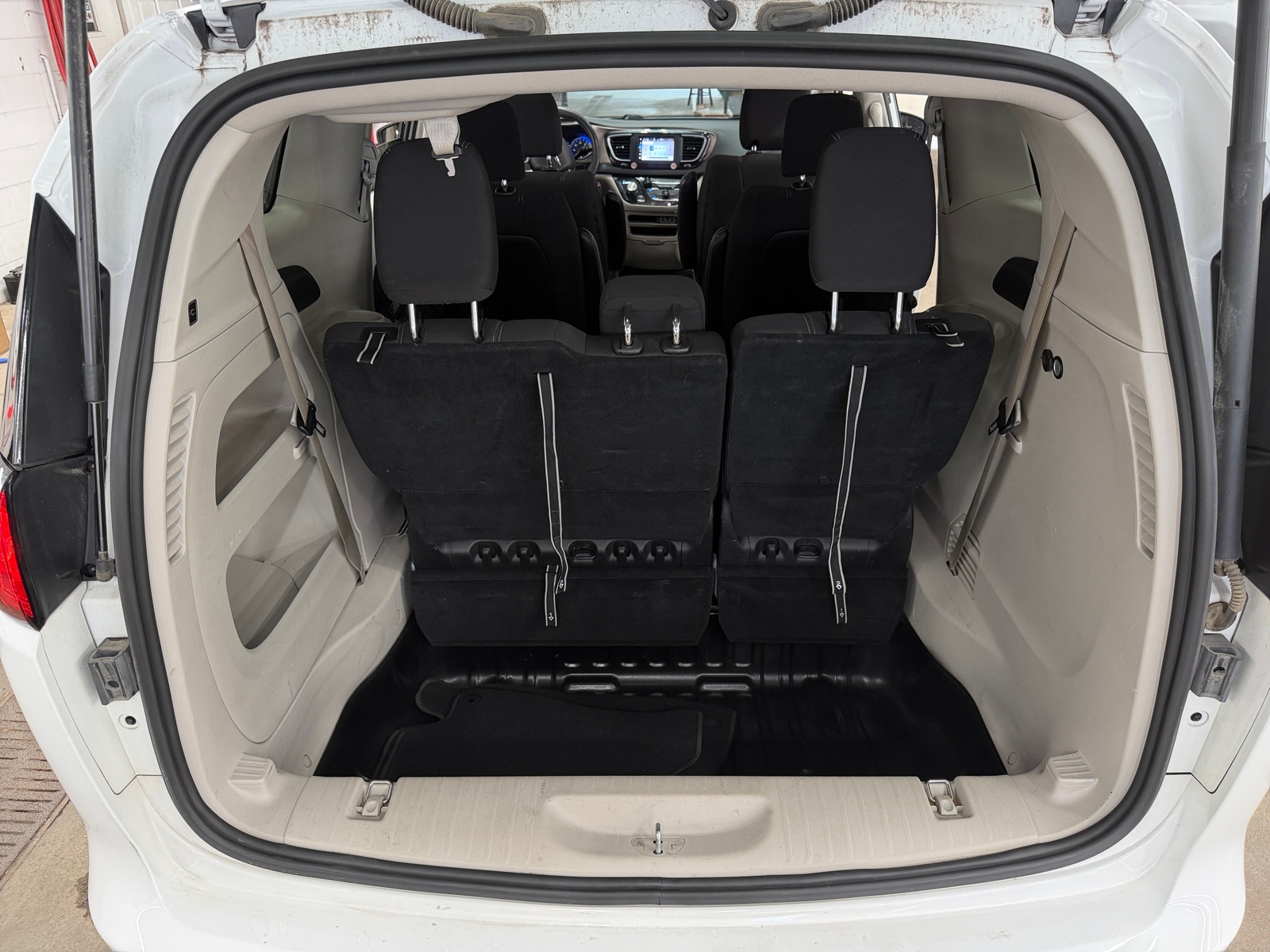Thumbnail: 2023 Chrysler Voyager - 7