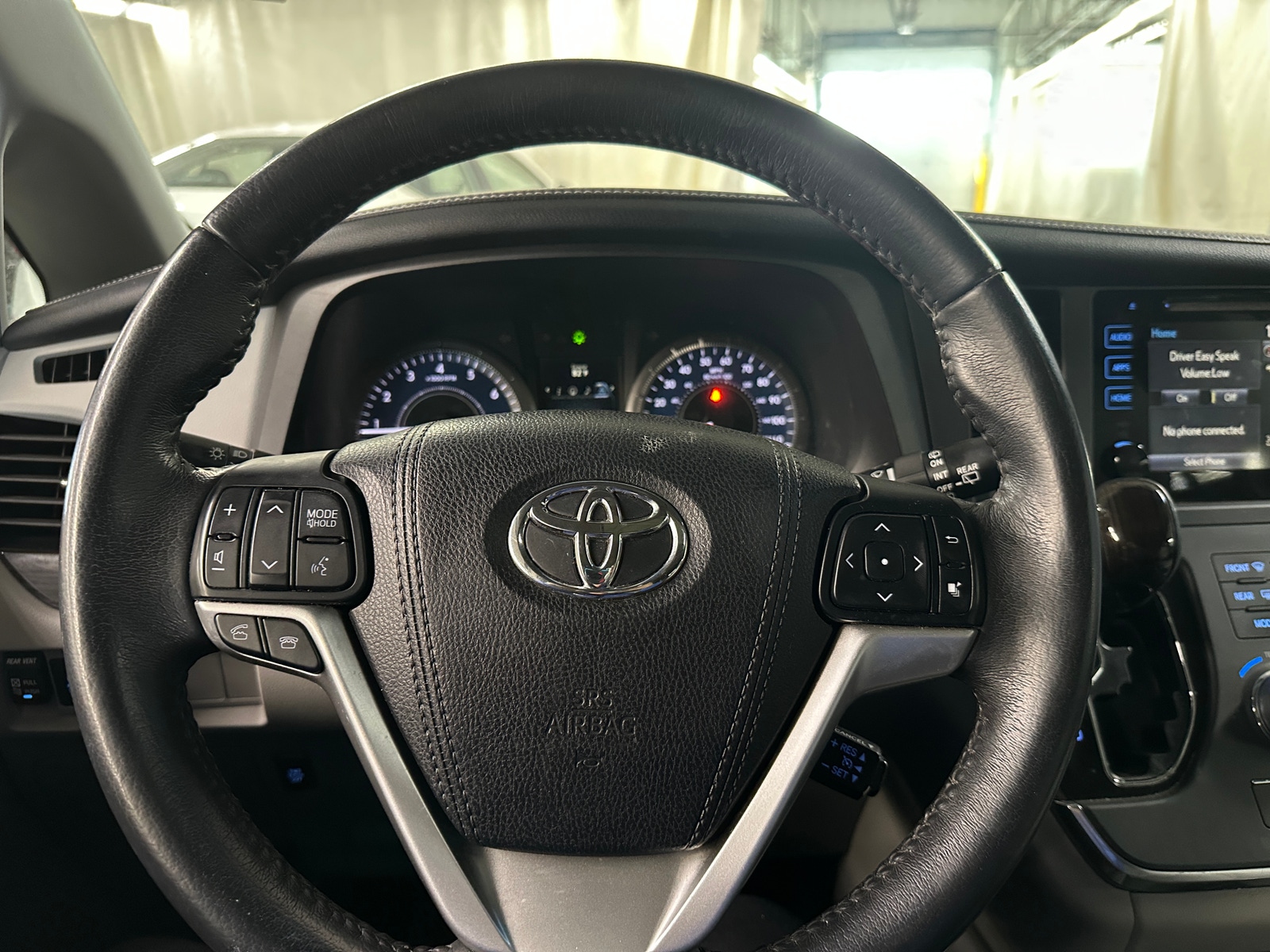 Thumbnail: 2017 Toyota Sienna - 4