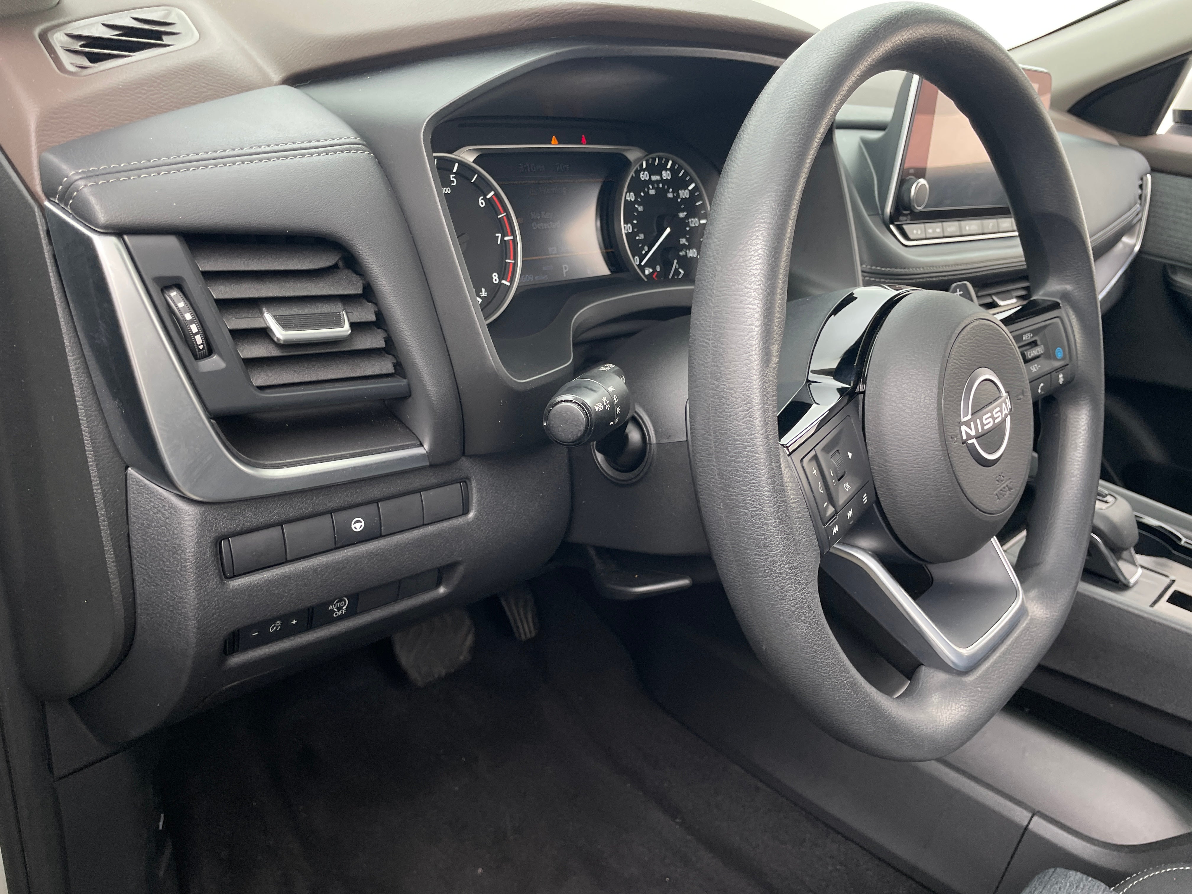 2023 Nissan Rogue SV - Photo 4