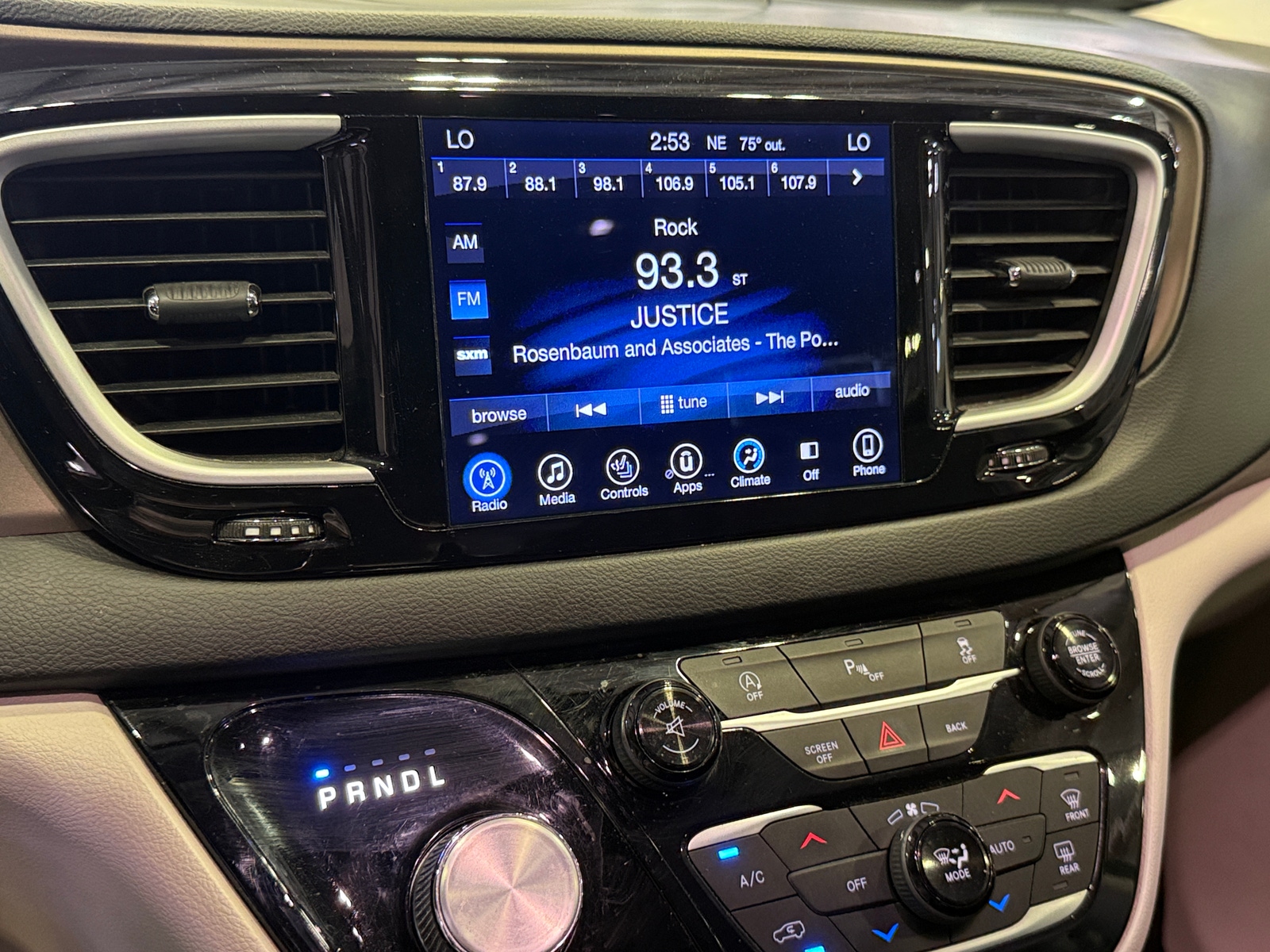 Thumbnail: 2017 Chrysler Pacifica - 3