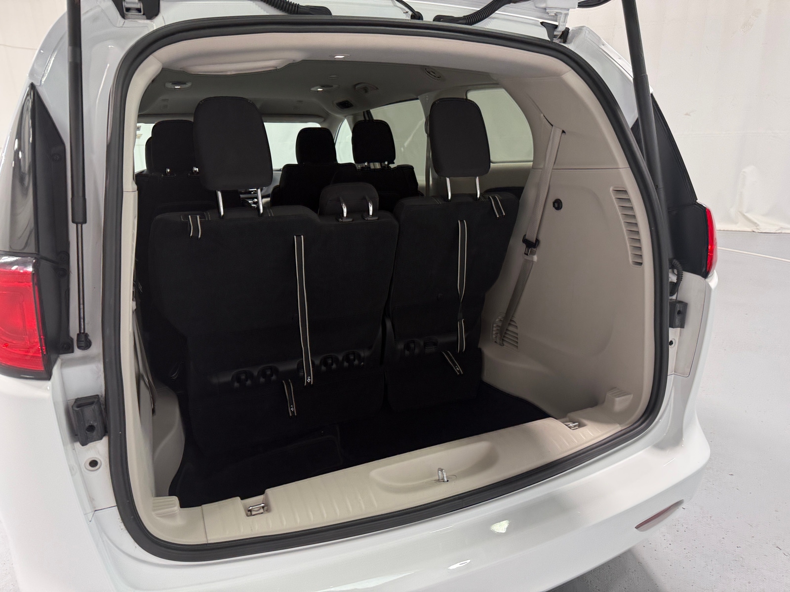Thumbnail: 2023 Chrysler Voyager - 7