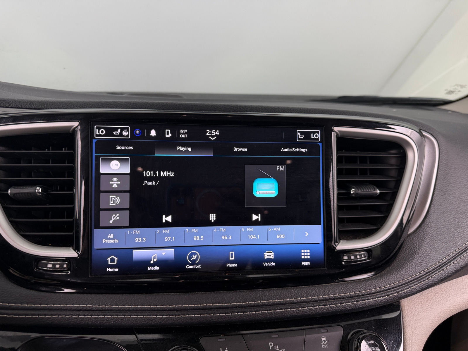 Thumbnail: 2023 Chrysler Pacifica - 3