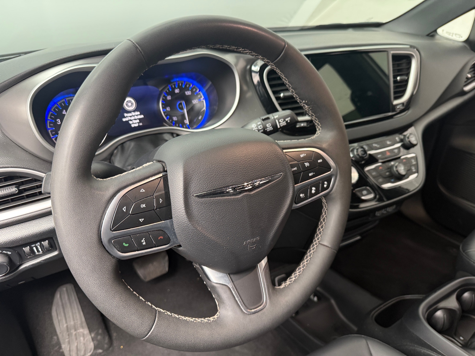 Thumbnail: 2025 Chrysler Pacifica - 4