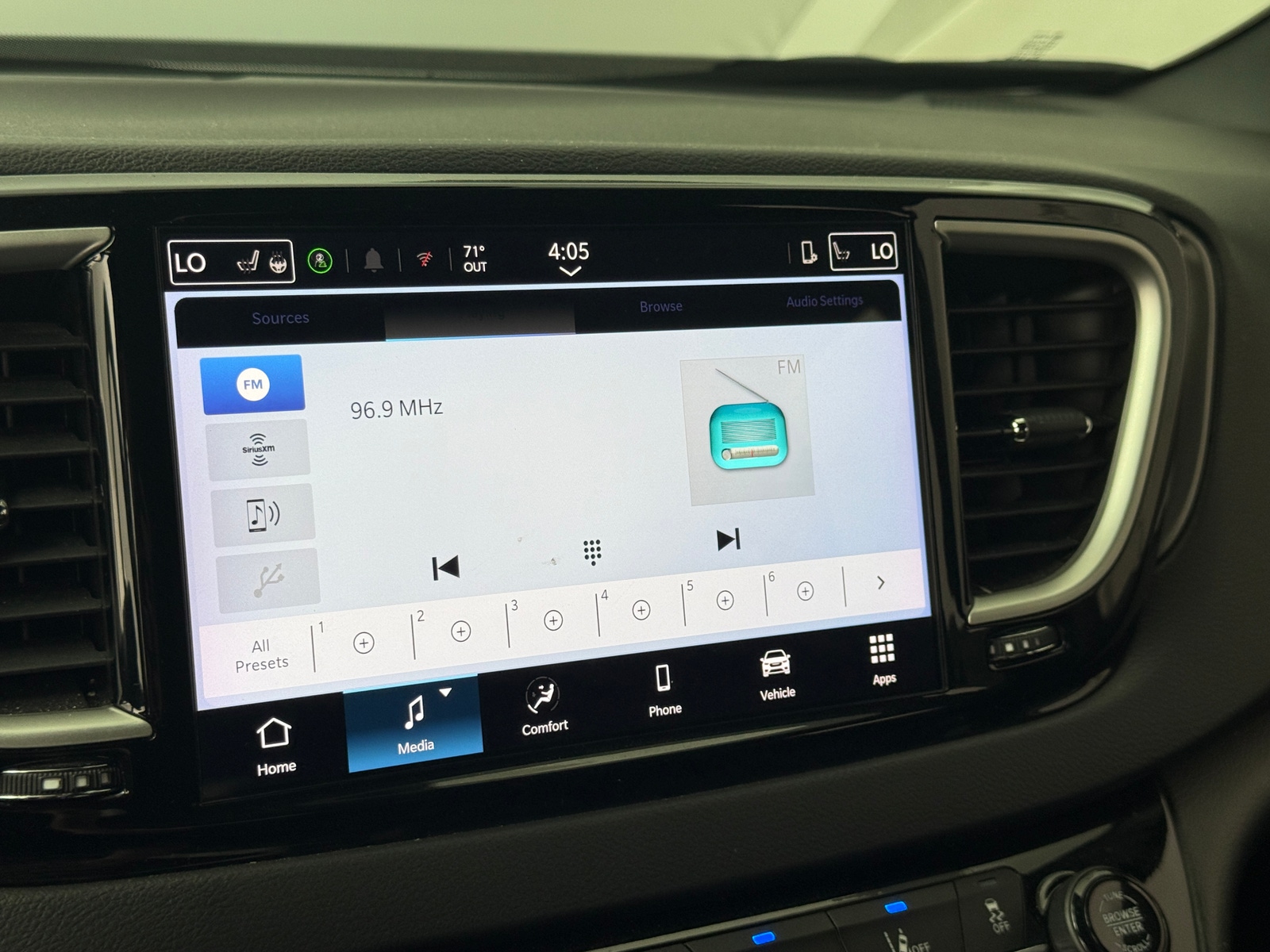 Thumbnail: 2025 Chrysler Pacifica - 3