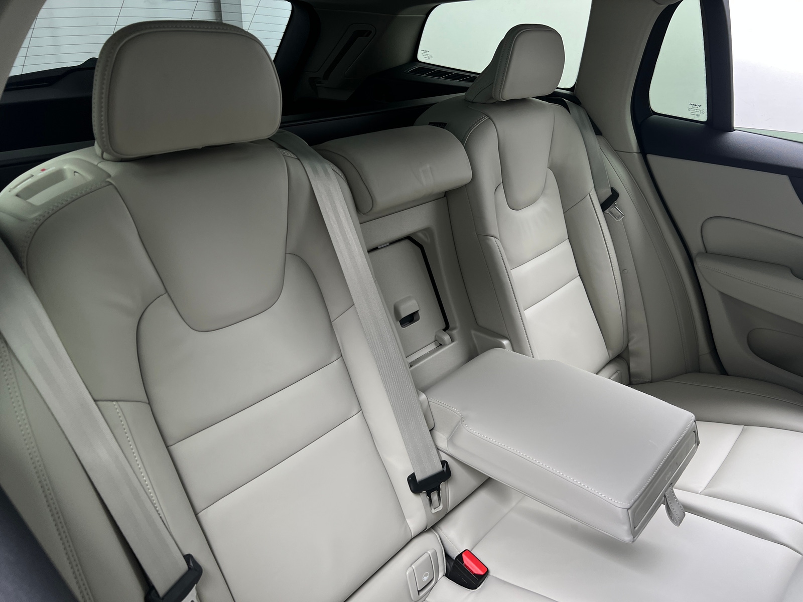 Thumbnail: 2025 Volvo V60 - 5