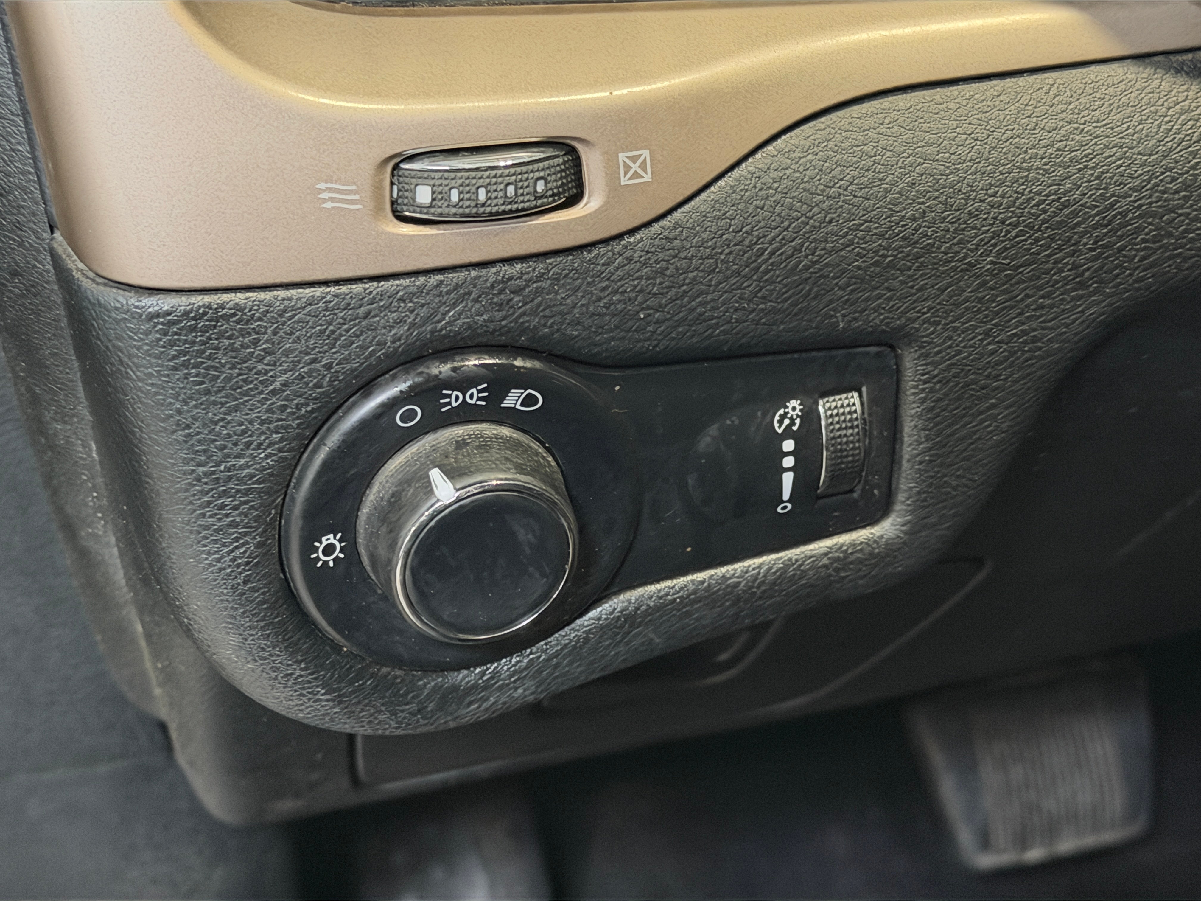 Used 2015 Jeep Cherokee Sport with VIN 1C4PJMAB0FW595179 for sale in Pewaukee, WI