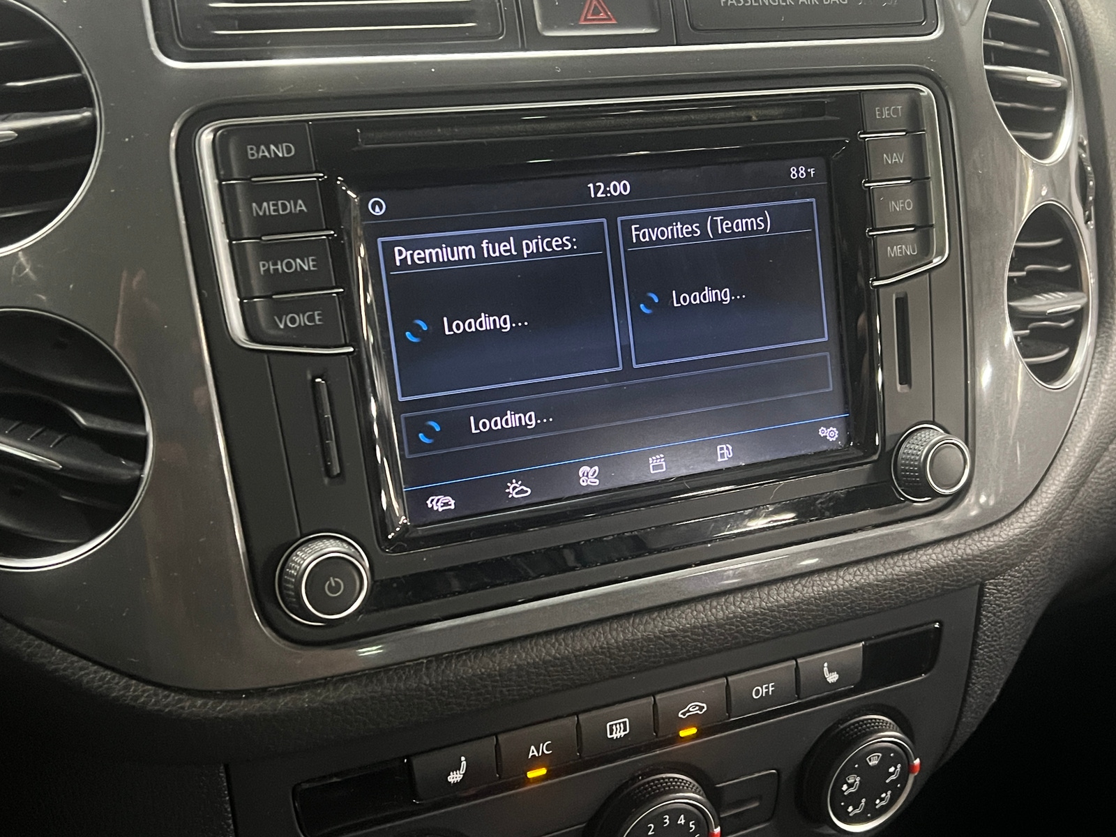 Thumbnail: 2016 Volkswagen Tiguan - 4