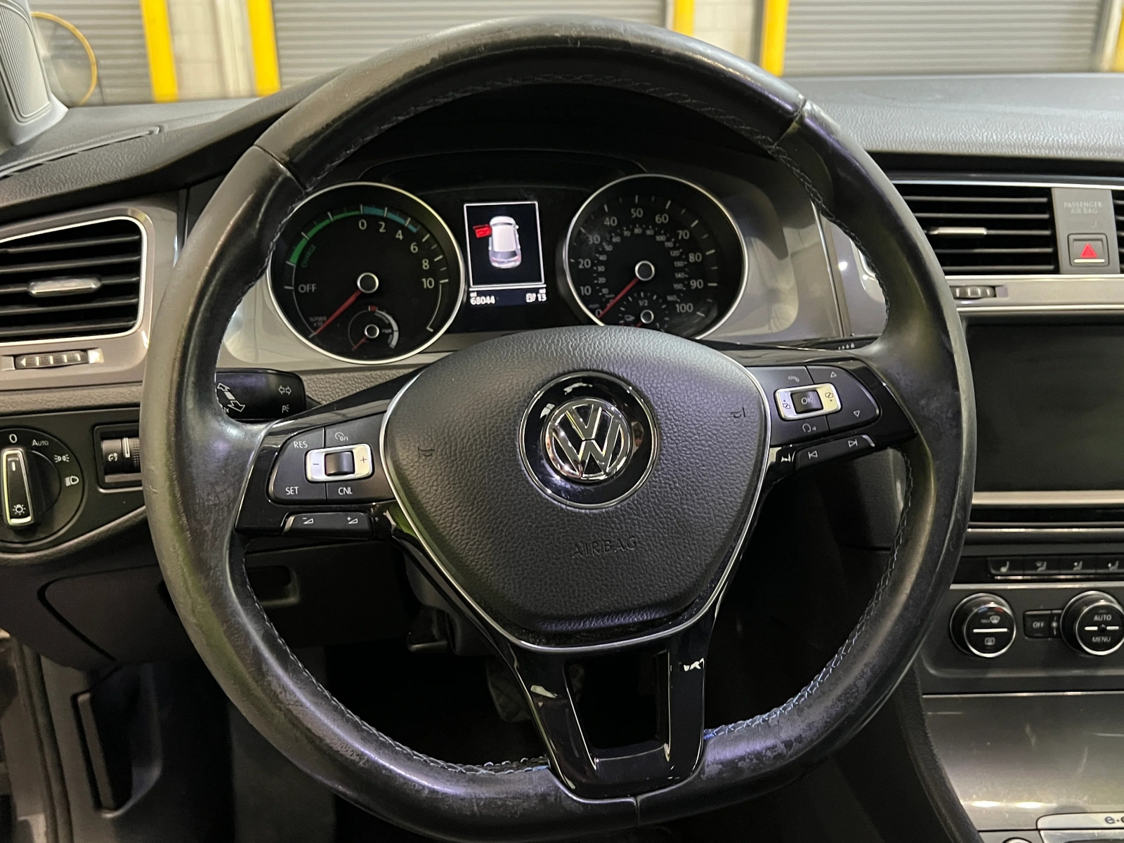 Thumbnail: 2016 Volkswagen e-Golf - 4