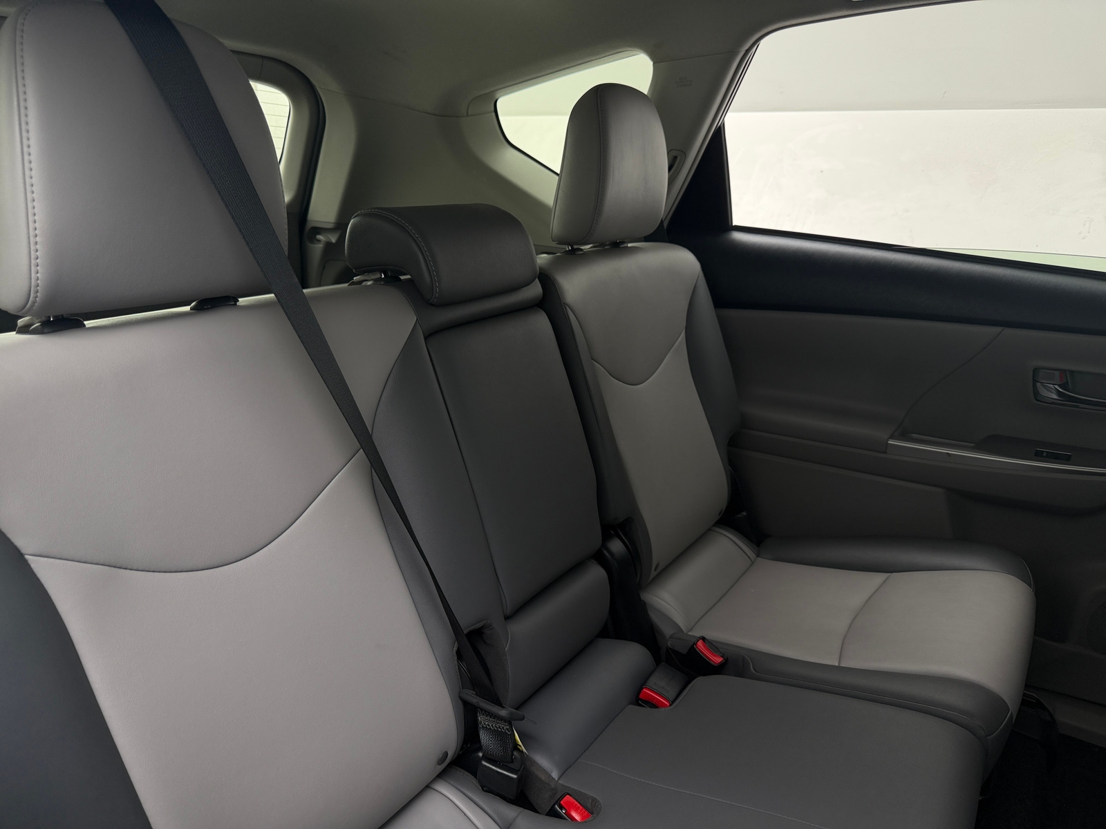 Thumbnail: 2015 Toyota Prius v - 6