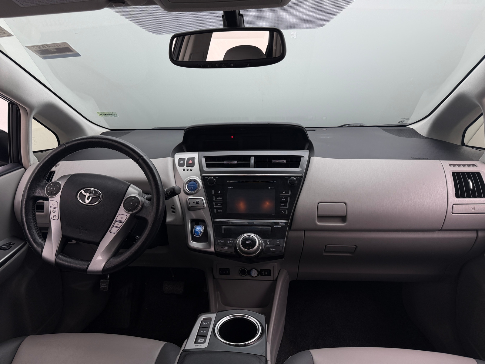 Thumbnail: 2015 Toyota Prius v - 3
