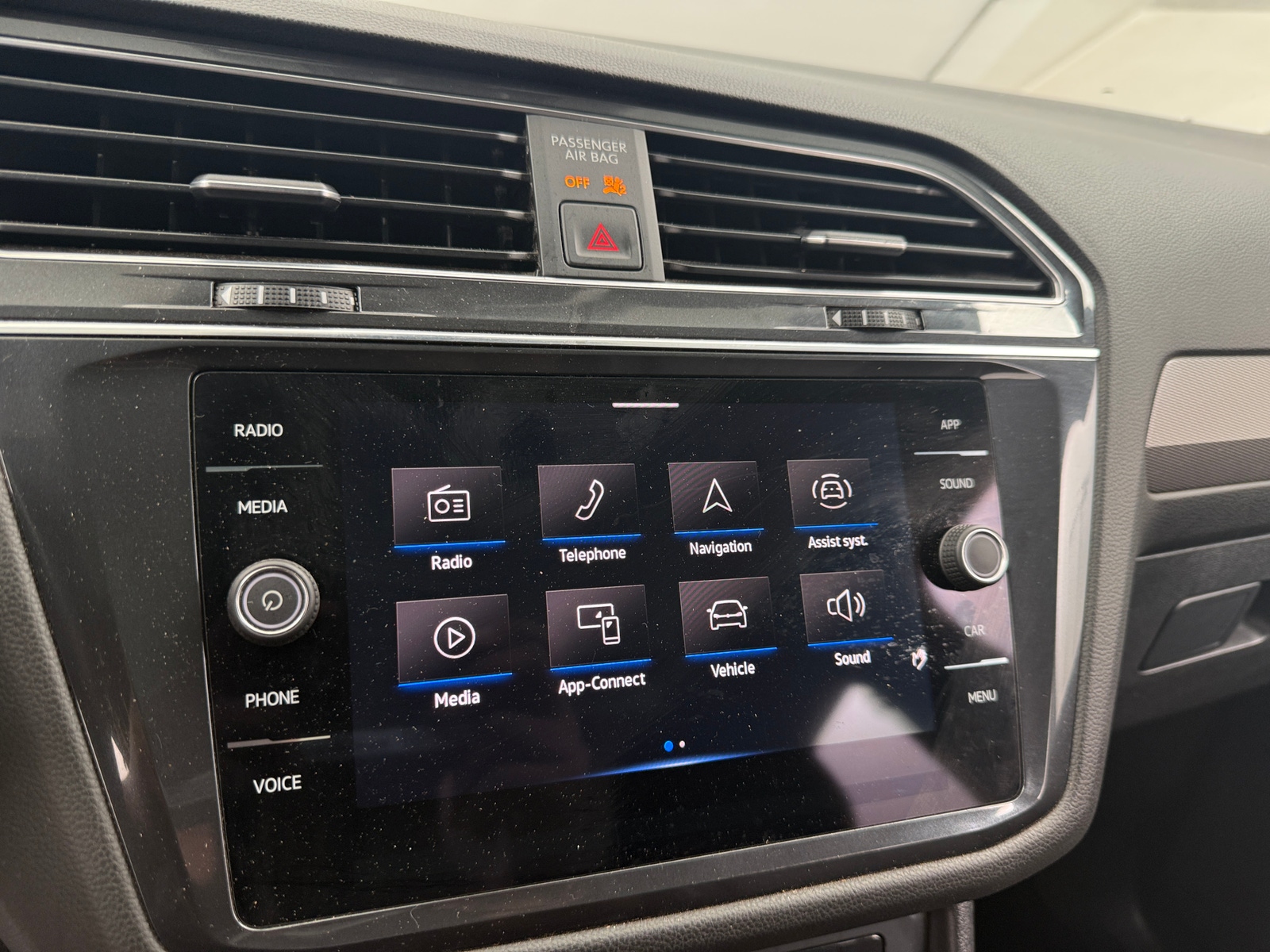 Thumbnail: 2023 Volkswagen Tiguan - 3