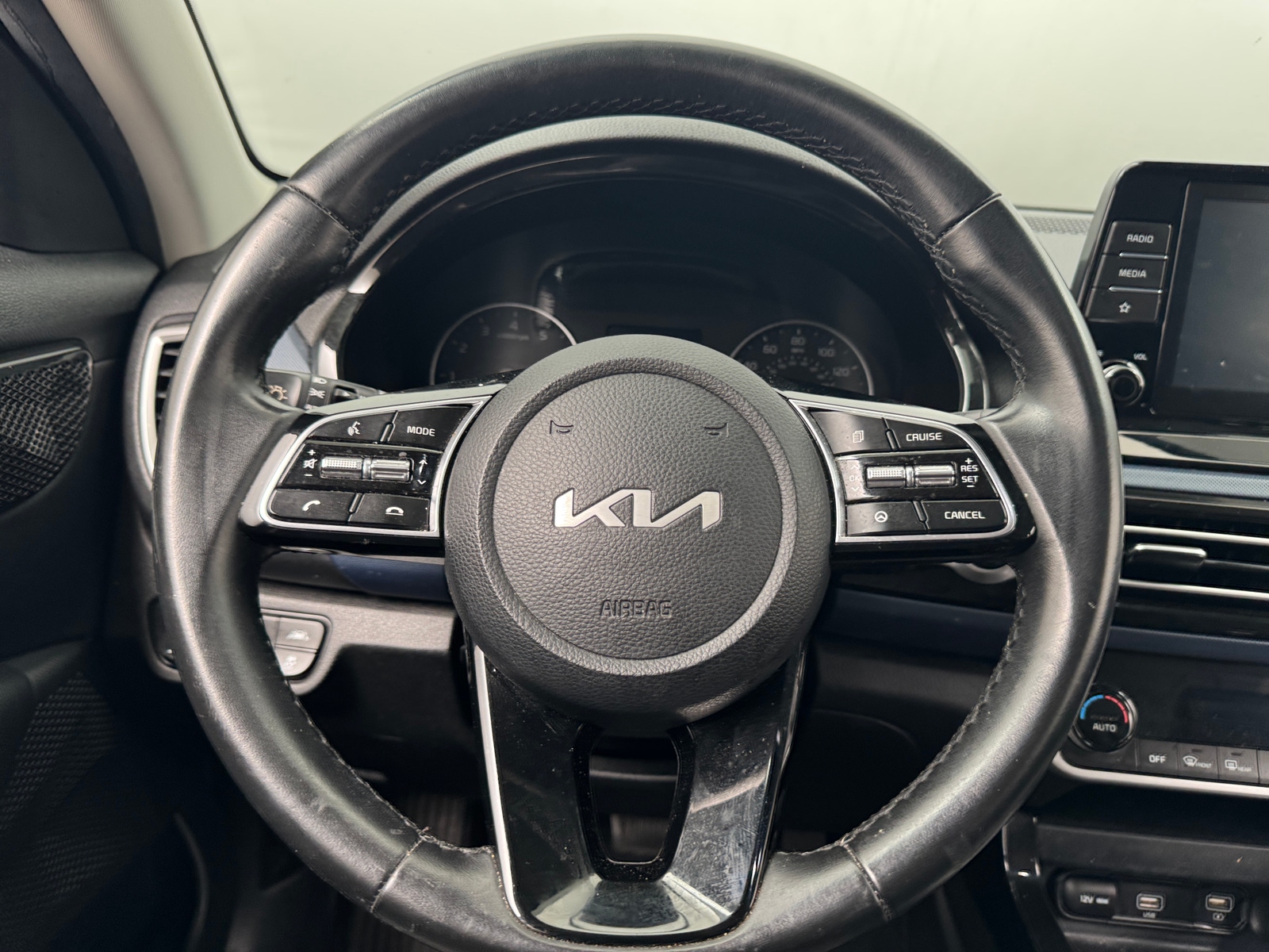 Thumbnail: 2023 Kia Seltos - 4