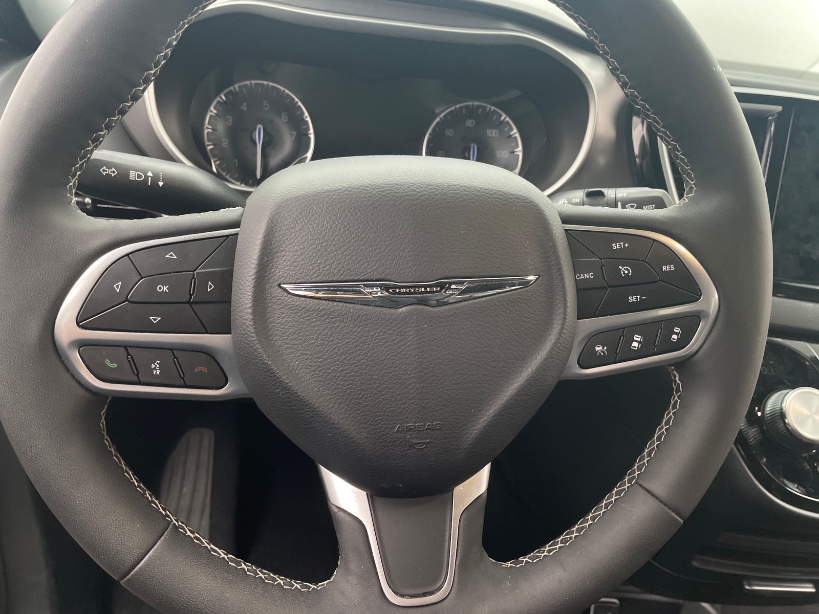 Thumbnail: 2026 Chrysler Pacifica - 4