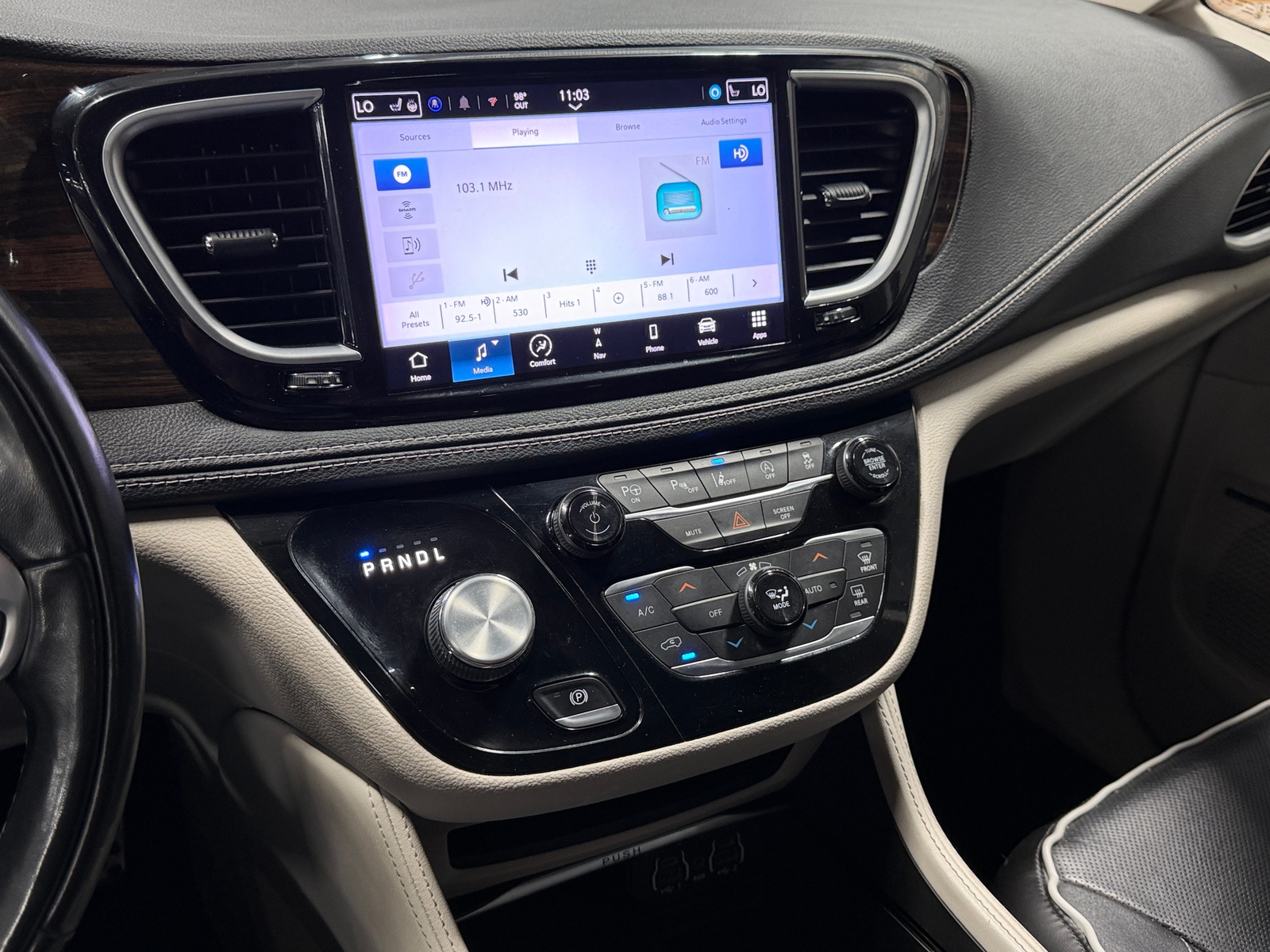 Thumbnail: 2022 Chrysler Pacifica - 3