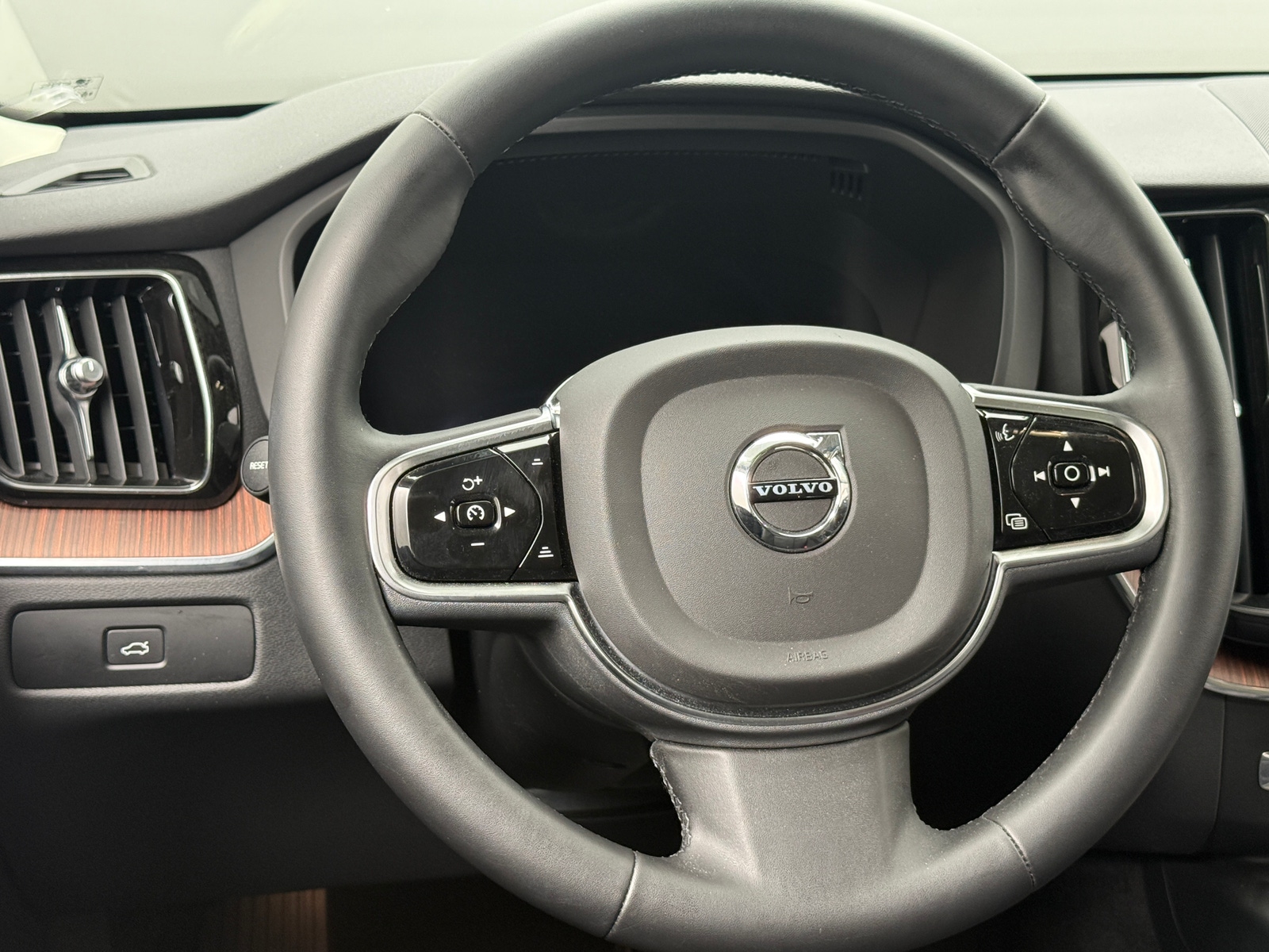 Thumbnail: 2023 Volvo XC60 - 4