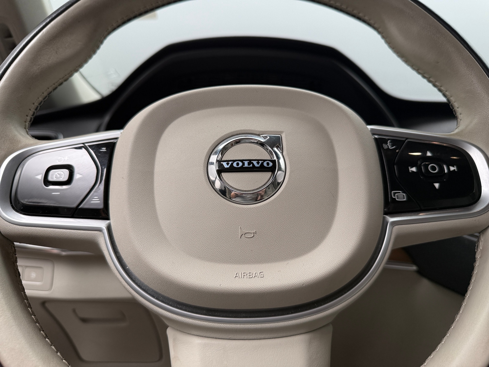 Thumbnail: 2022 Volvo XC90 - 4