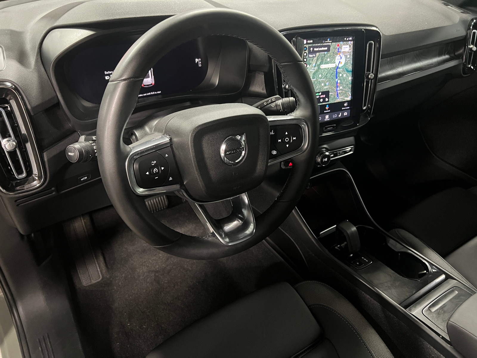 Thumbnail: 2023 Volvo XC40 - 4