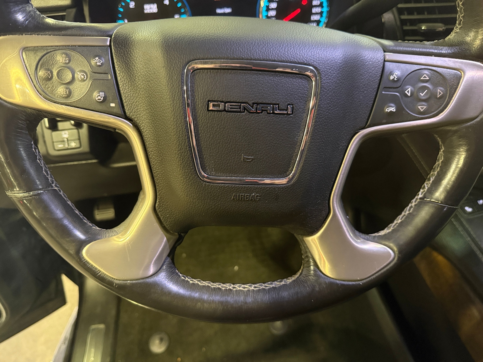 Thumbnail: 2018 GMC Yukon XL - 4