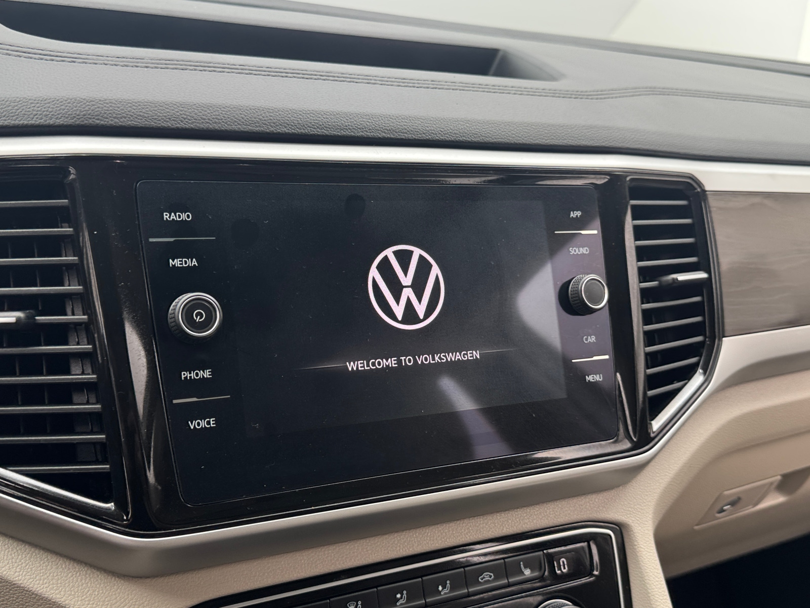 Thumbnail: 2022 Volkswagen Atlas - 3