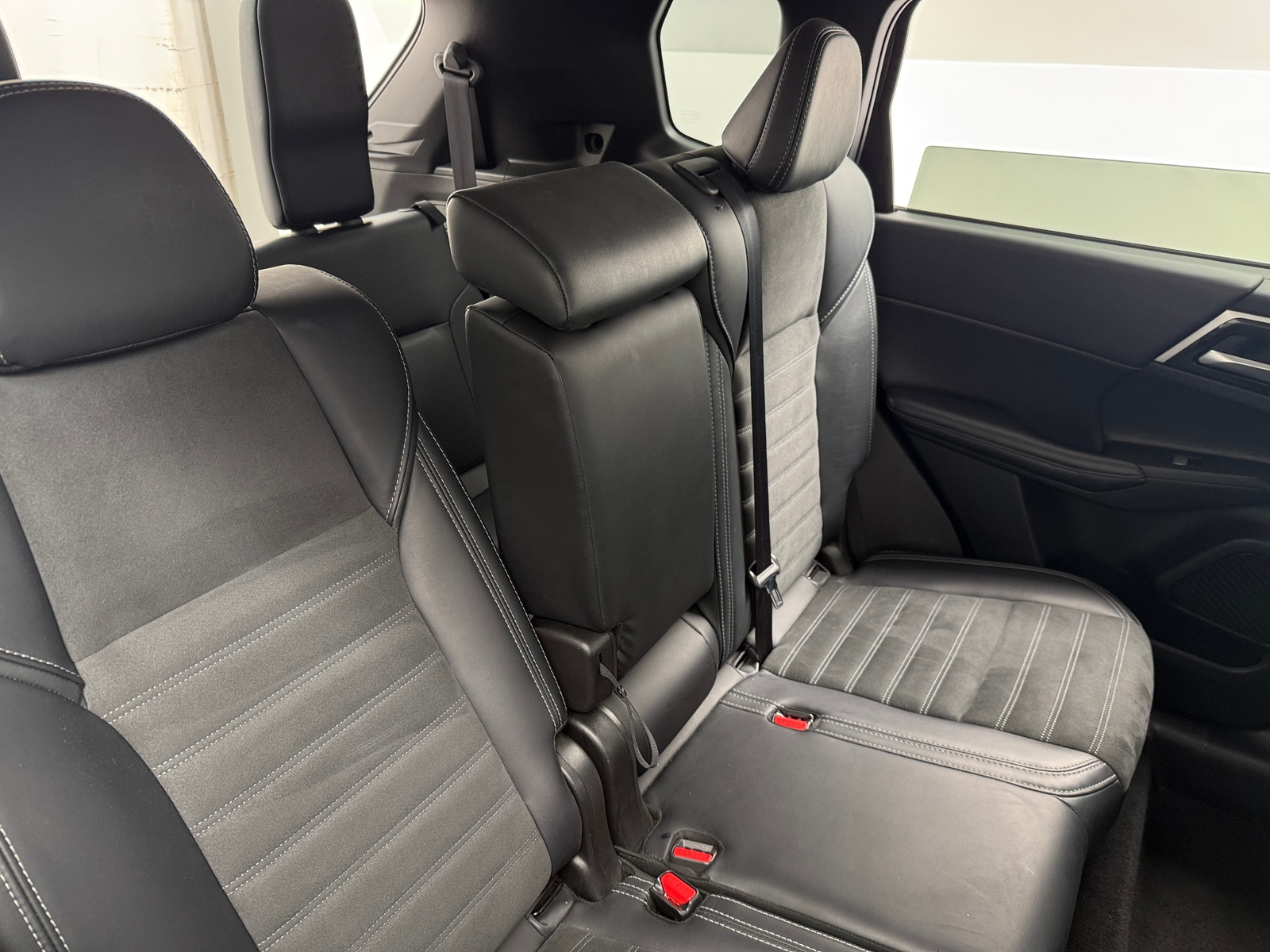 Thumbnail: 2024 Mitsubishi Outlander - 5