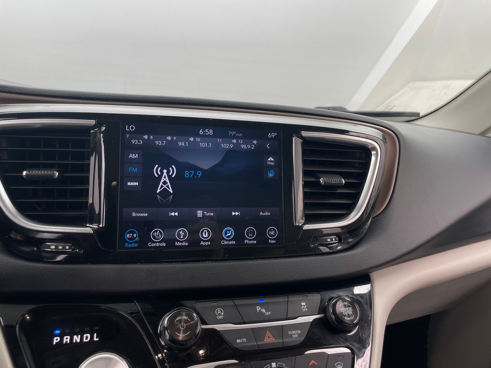 Thumbnail: 2018 Chrysler Pacifica - 3
