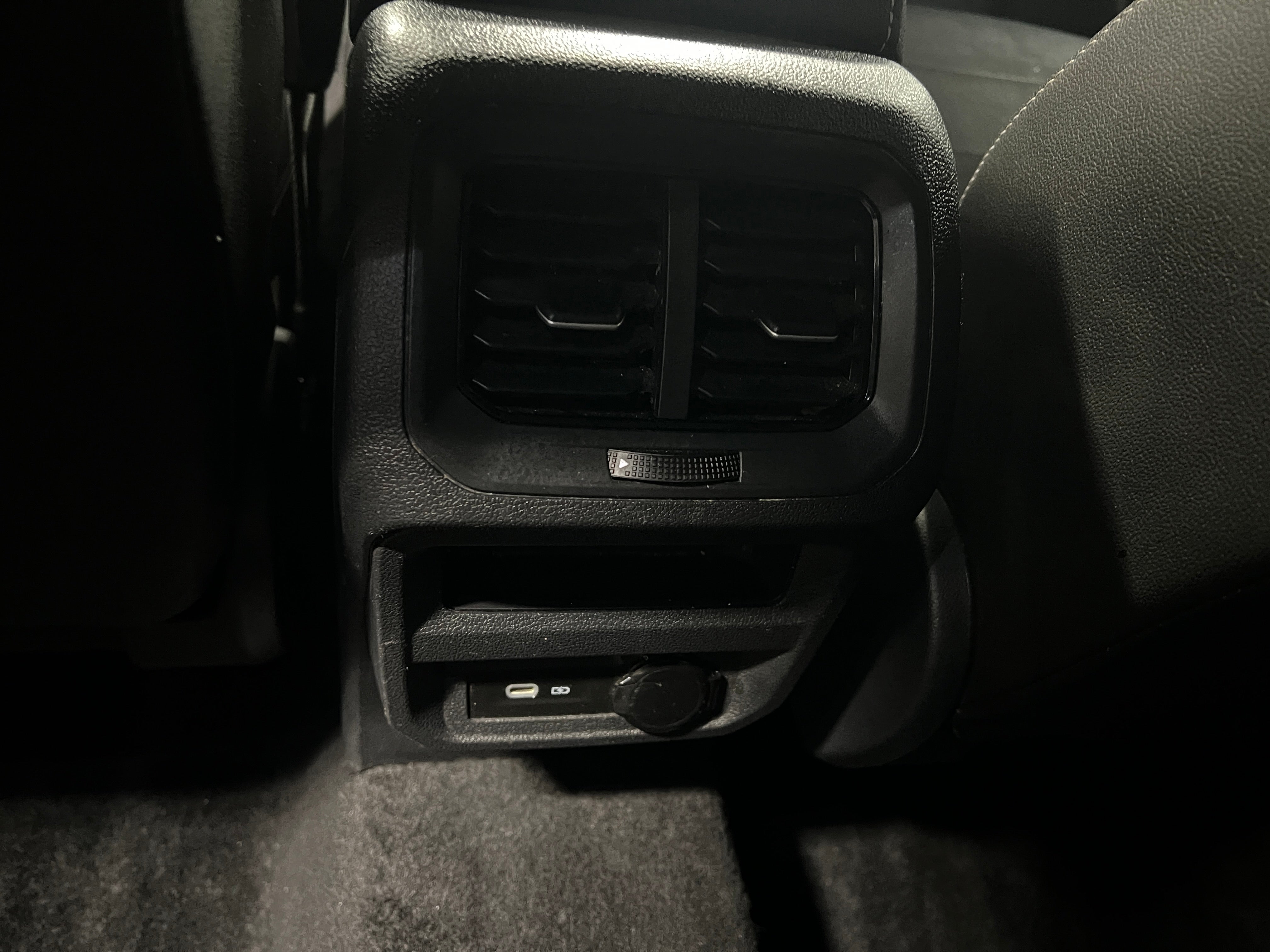 2024 Volkswagen Tiguan SEL R-LINE - Photo 11