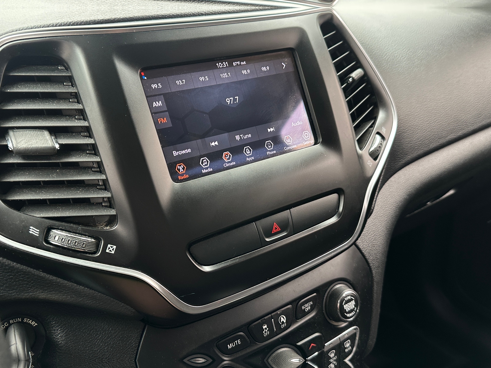 Thumbnail: 2019 Jeep Cherokee - 4