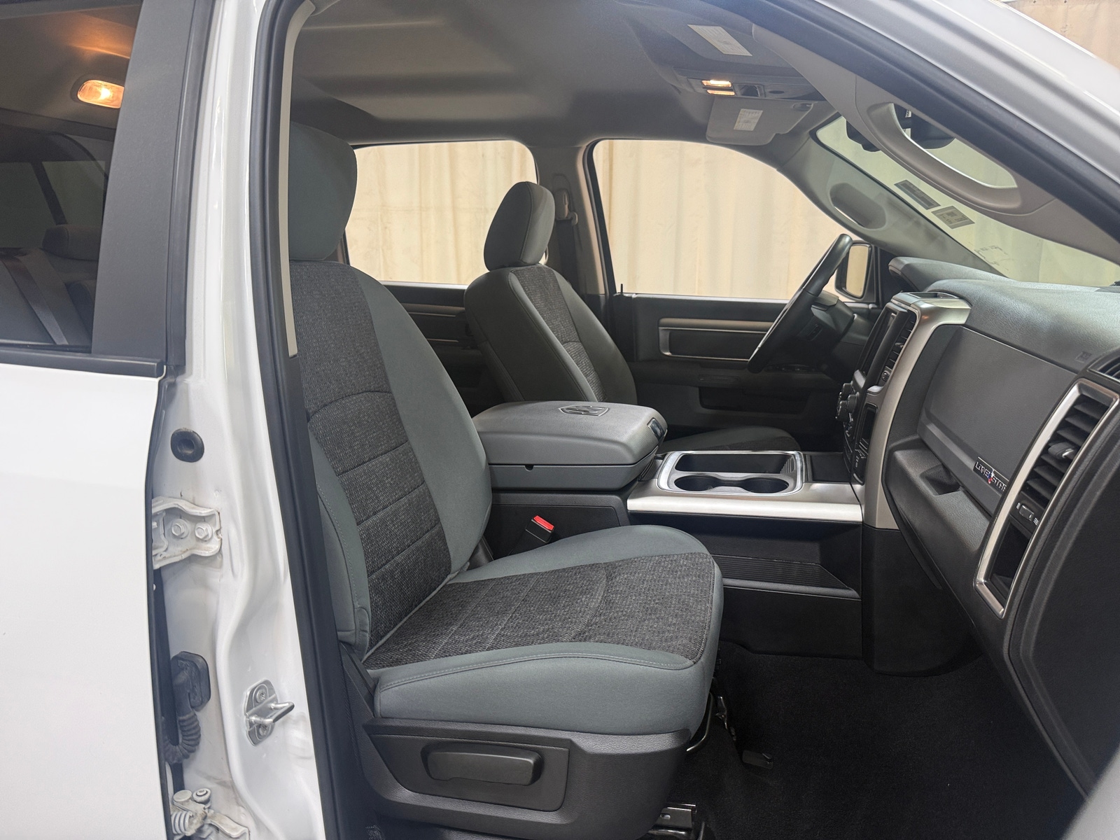 Thumbnail: 2019 RAM 1500 Classic - 2