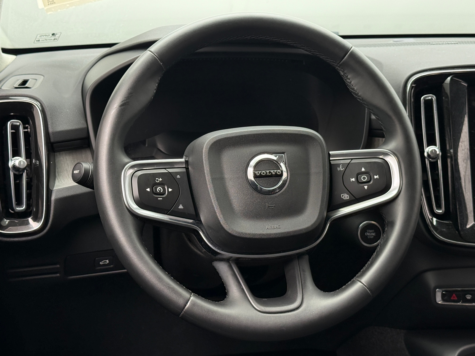 Thumbnail: 2024 Volvo XC40 - 4