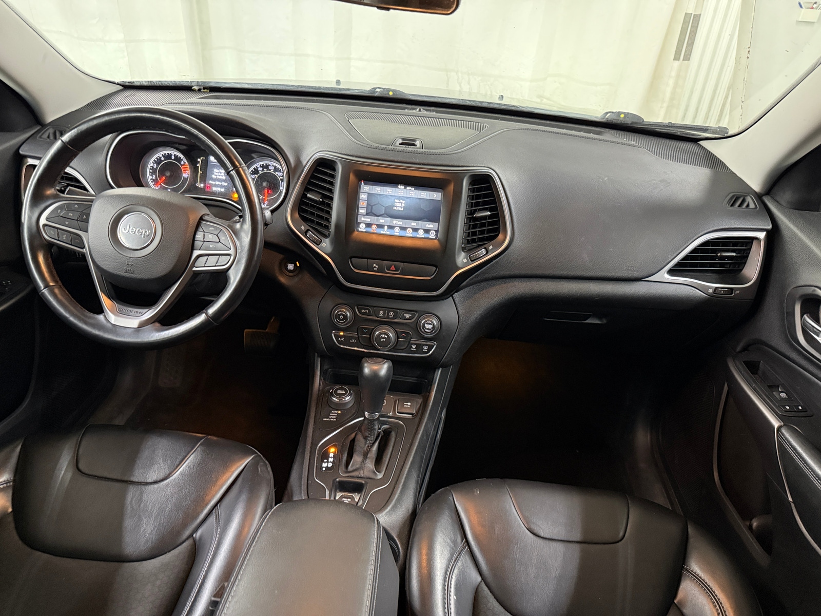 Thumbnail: 2019 Jeep Cherokee - 3
