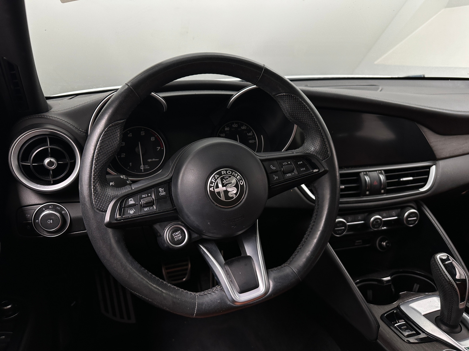 Thumbnail: 2022 Alfa Romeo Giulia - 4