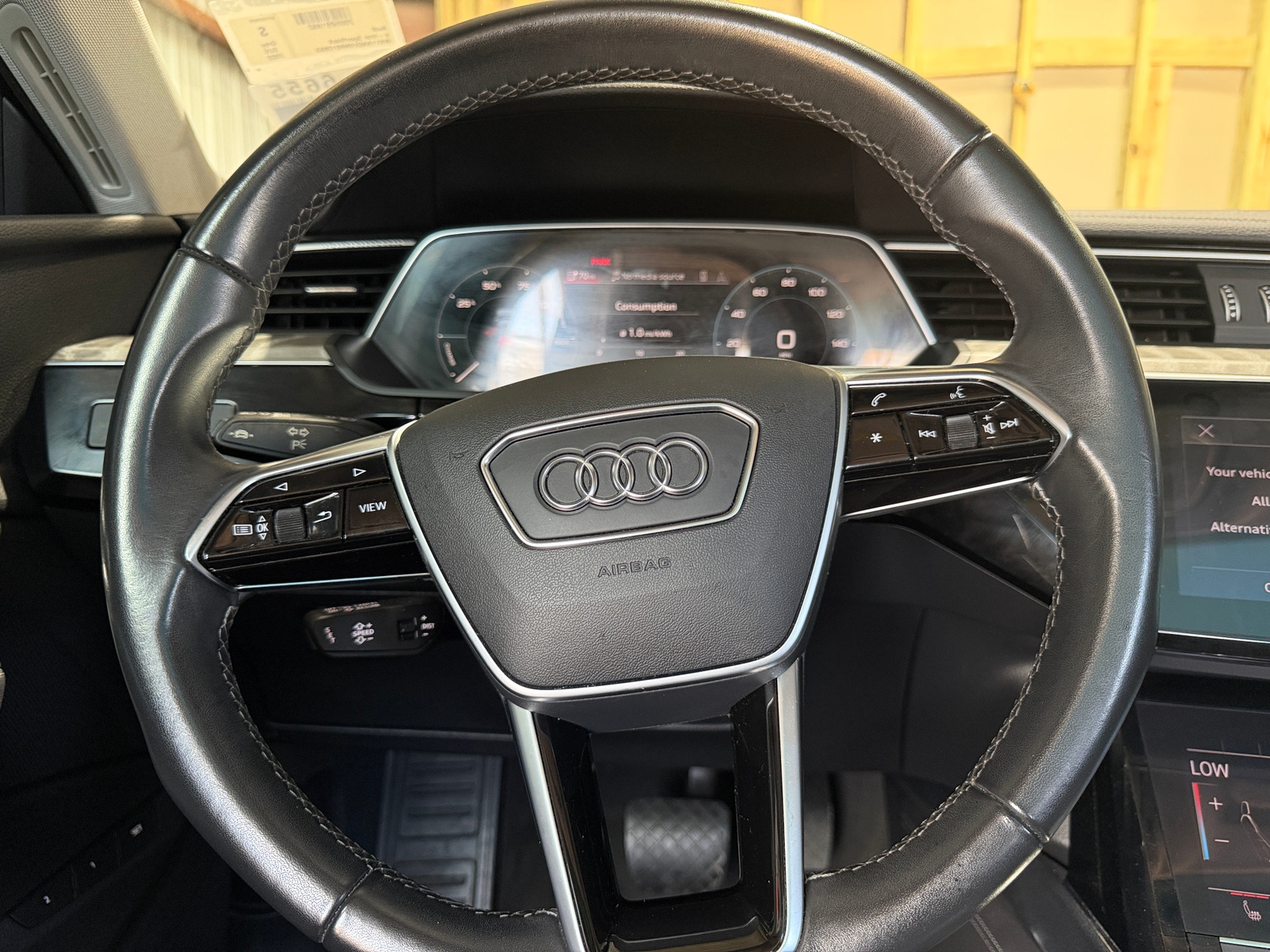 Thumbnail: 2022 Audi e-tron S - 4