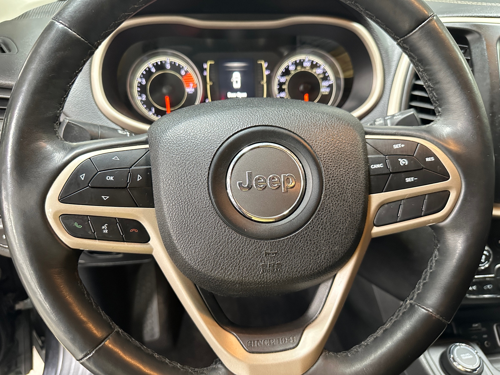Thumbnail: 2017 Jeep Cherokee - 5