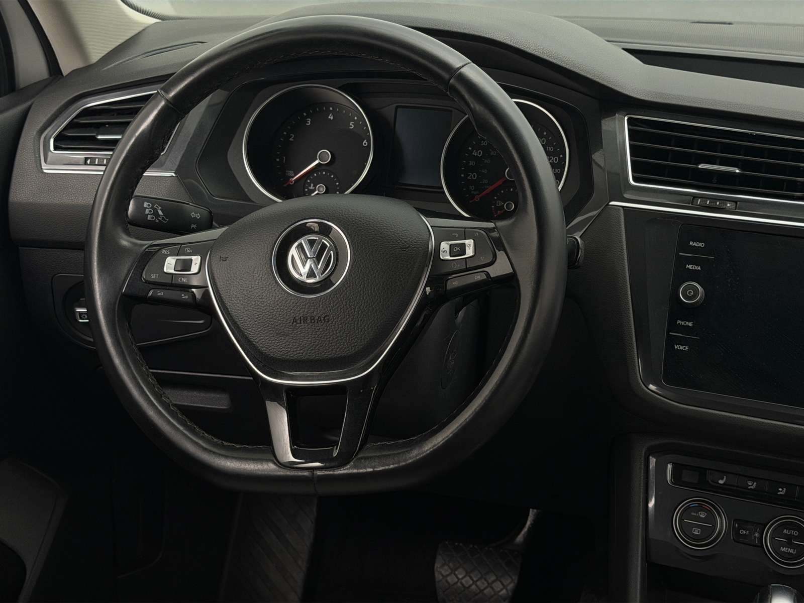 Thumbnail: 2018 Volkswagen Tiguan - 4
