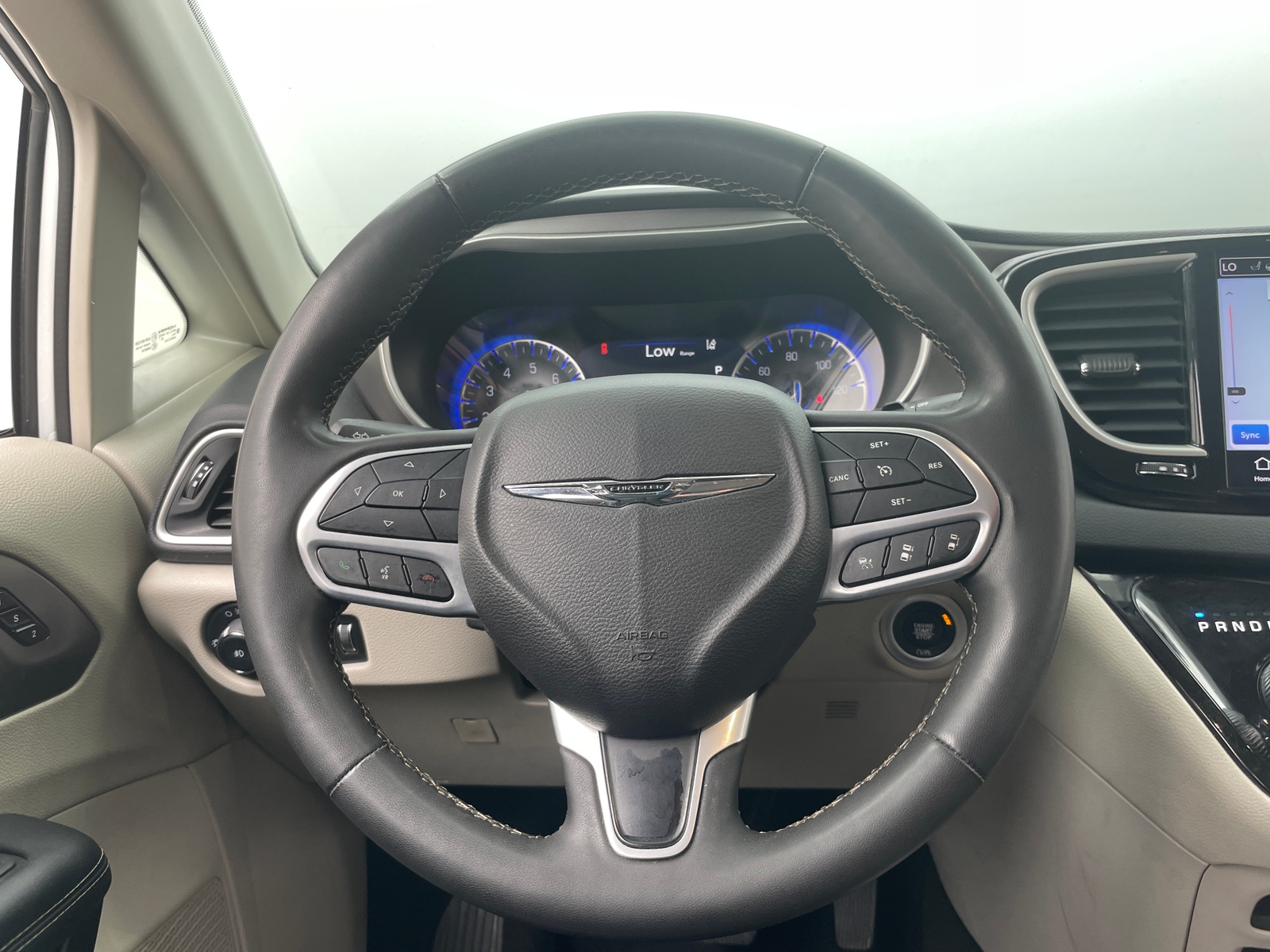 Thumbnail: 2023 Chrysler Pacifica - 4